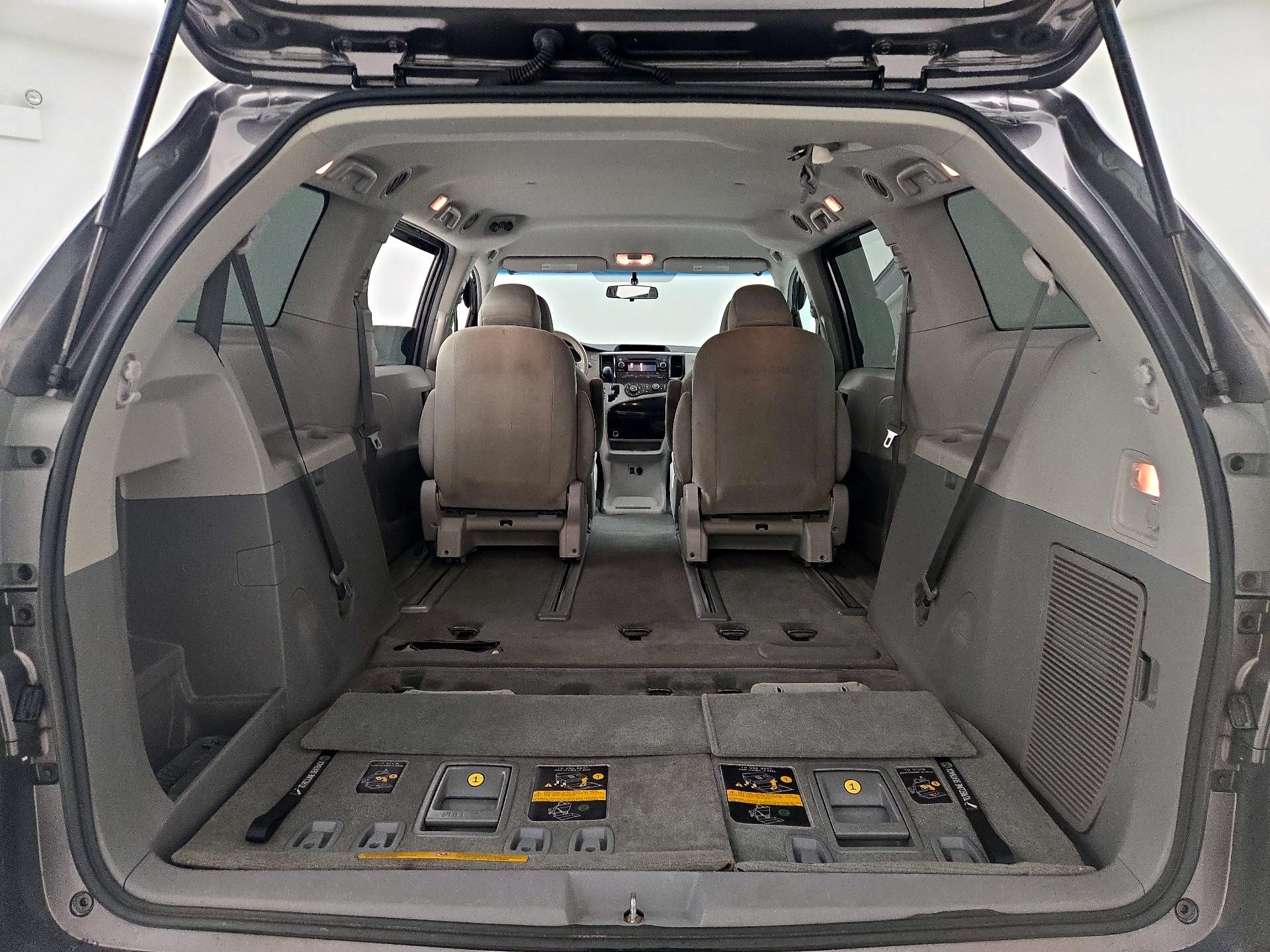 Thumbnail: 2014 Toyota Sienna - 20