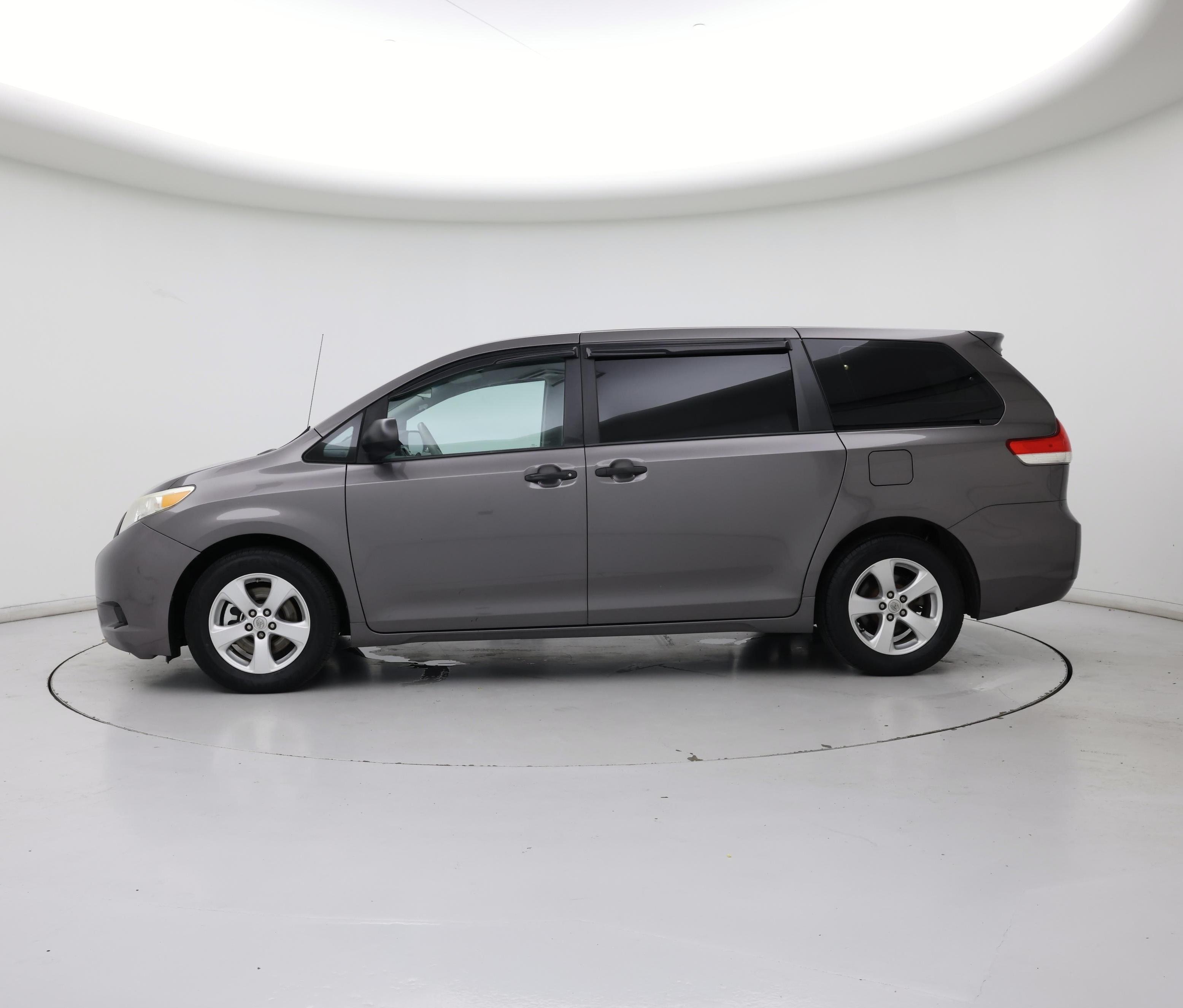 Thumbnail: 2014 Toyota Sienna - 3