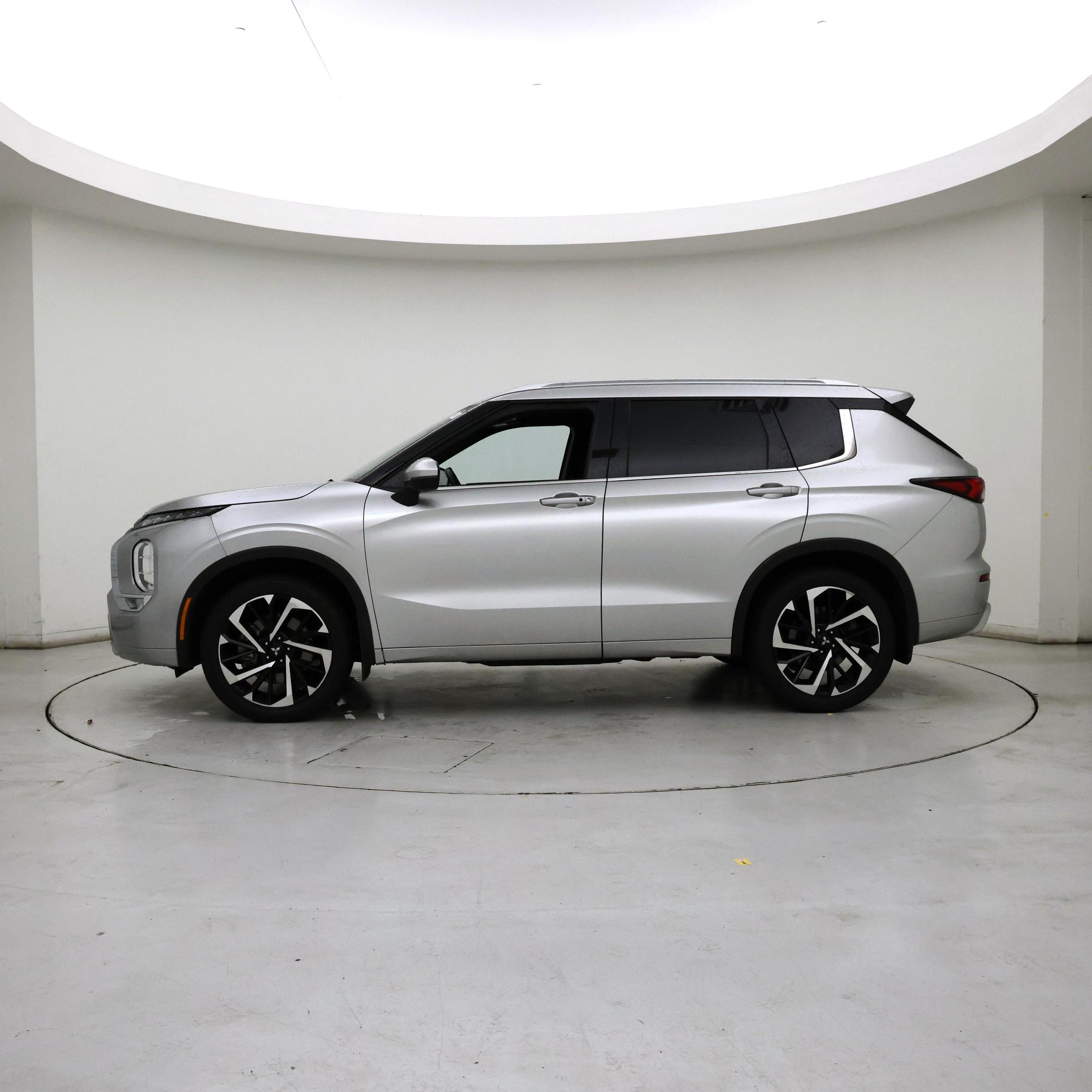Thumbnail: 2022 Mitsubishi Outlander - 3