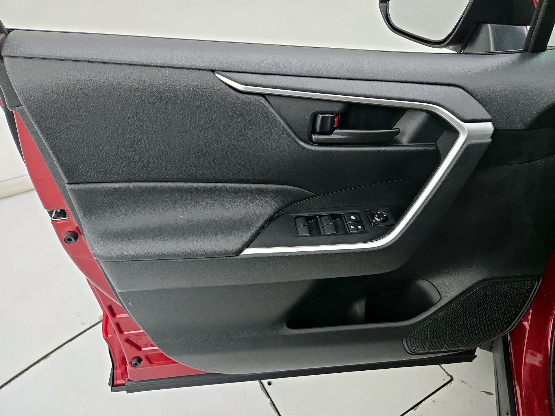 Thumbnail: 2020 Toyota RAV4 - 12