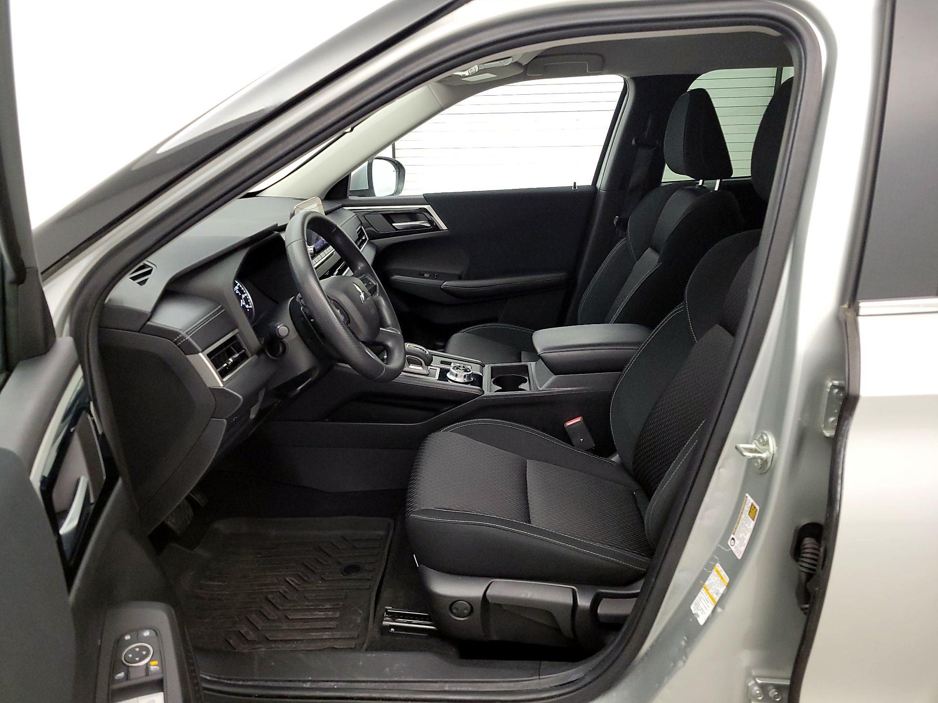 Thumbnail: 2022 Mitsubishi Outlander - 11