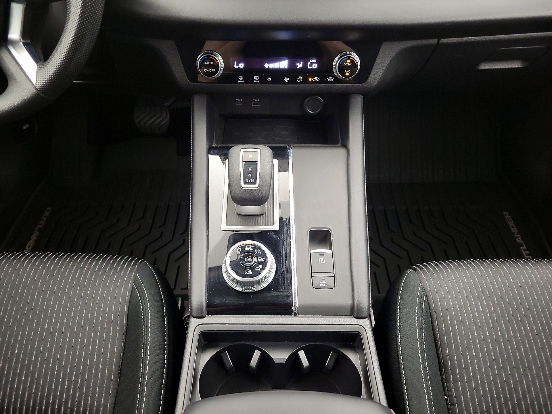 Thumbnail: 2022 Mitsubishi Outlander - 16