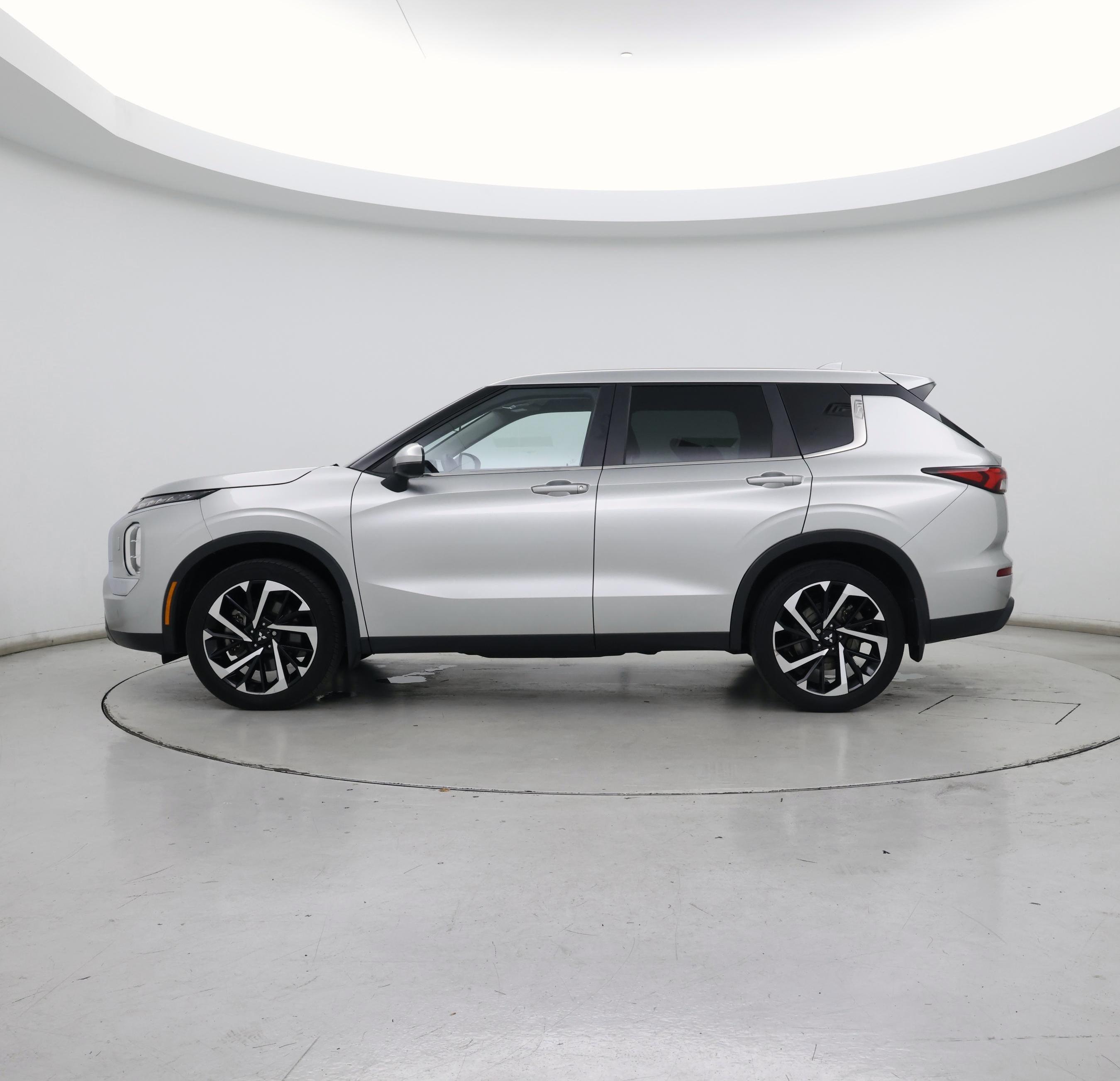 Thumbnail: 2022 Mitsubishi Outlander - 3