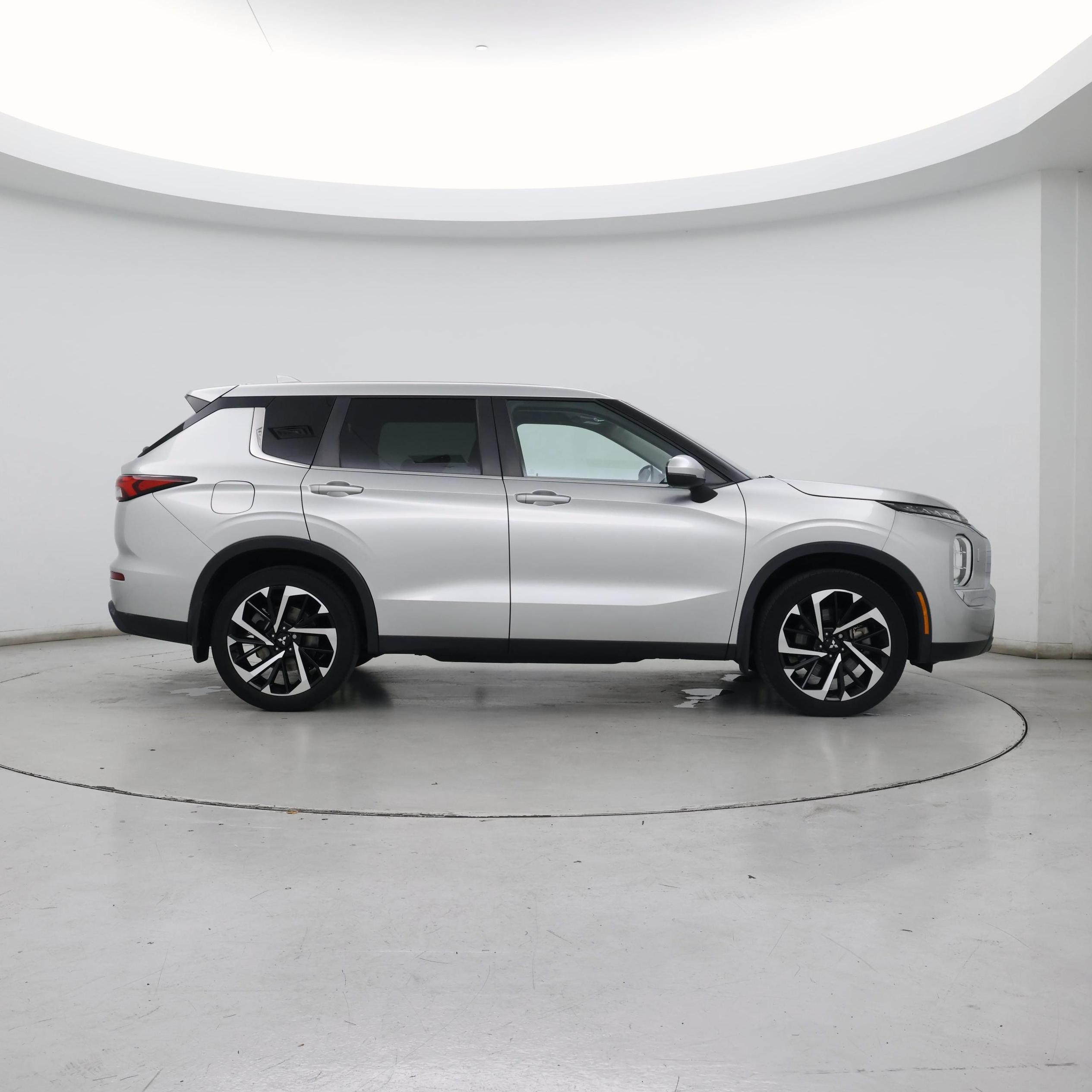 Thumbnail: 2022 Mitsubishi Outlander - 7