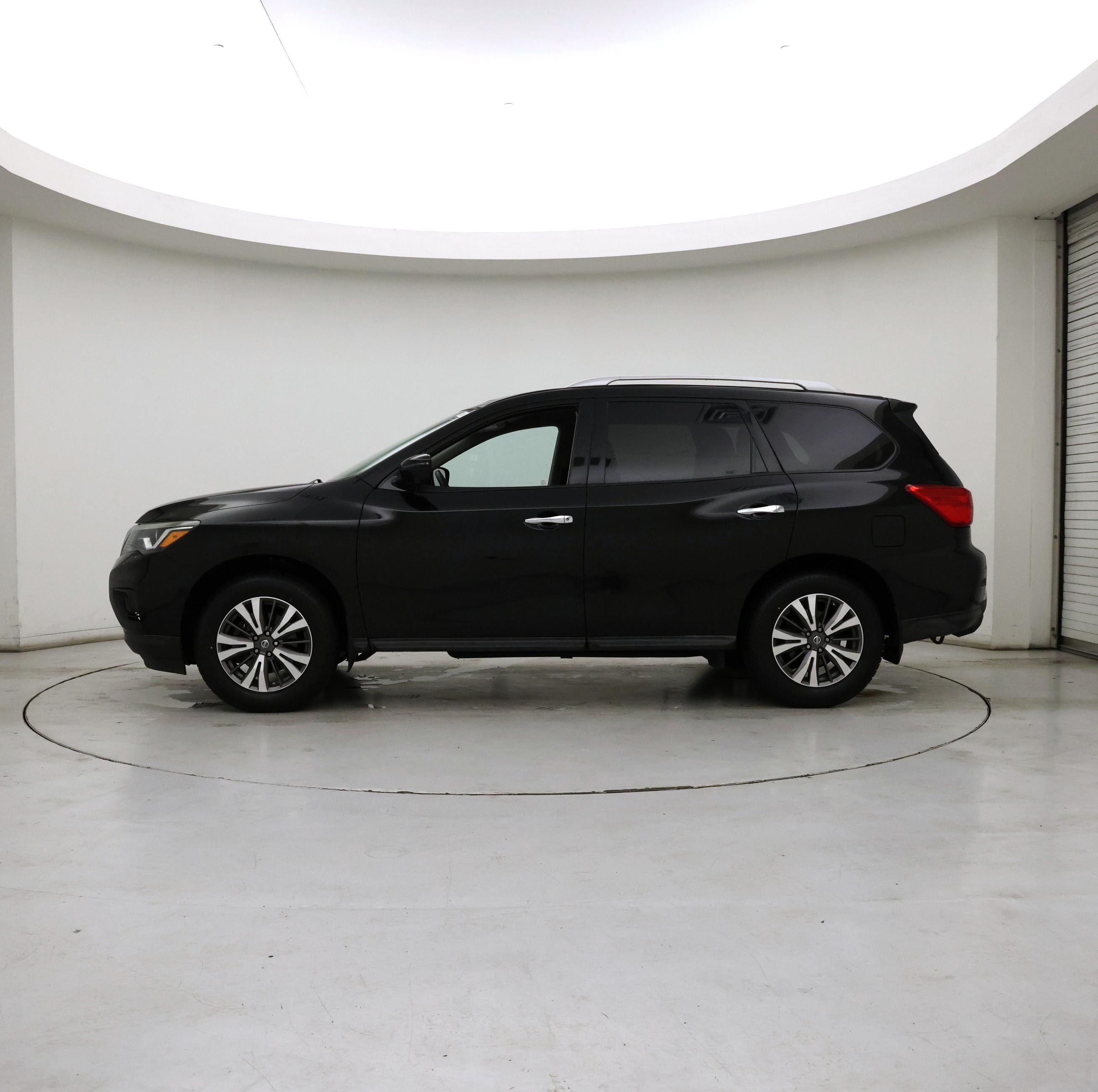 Thumbnail: 2017 Nissan Pathfinder - 3