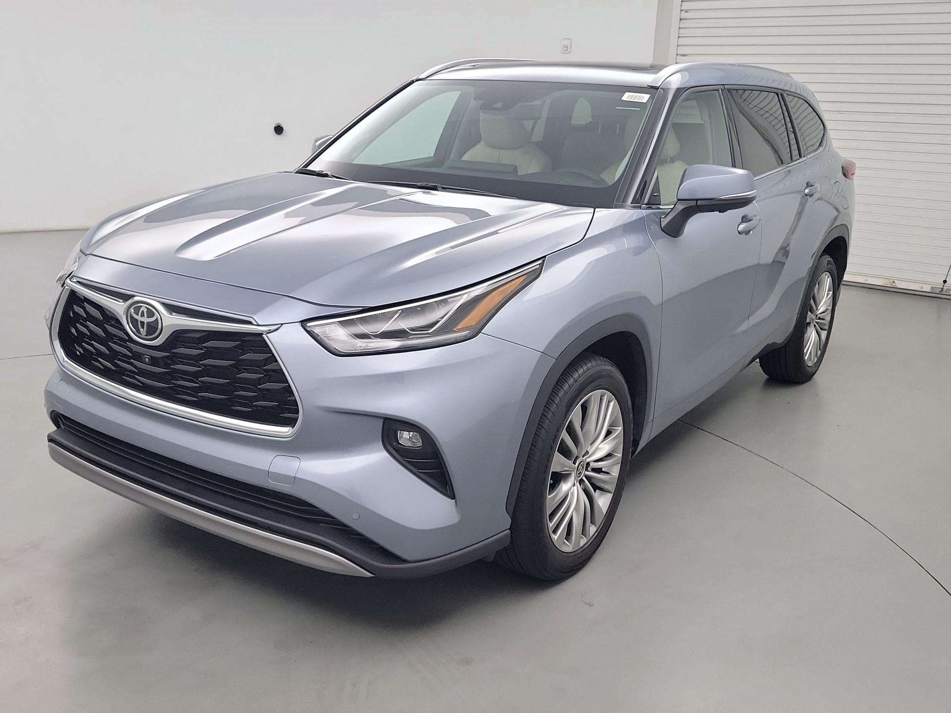 Thumbnail: 2023 Toyota Highlander - 3