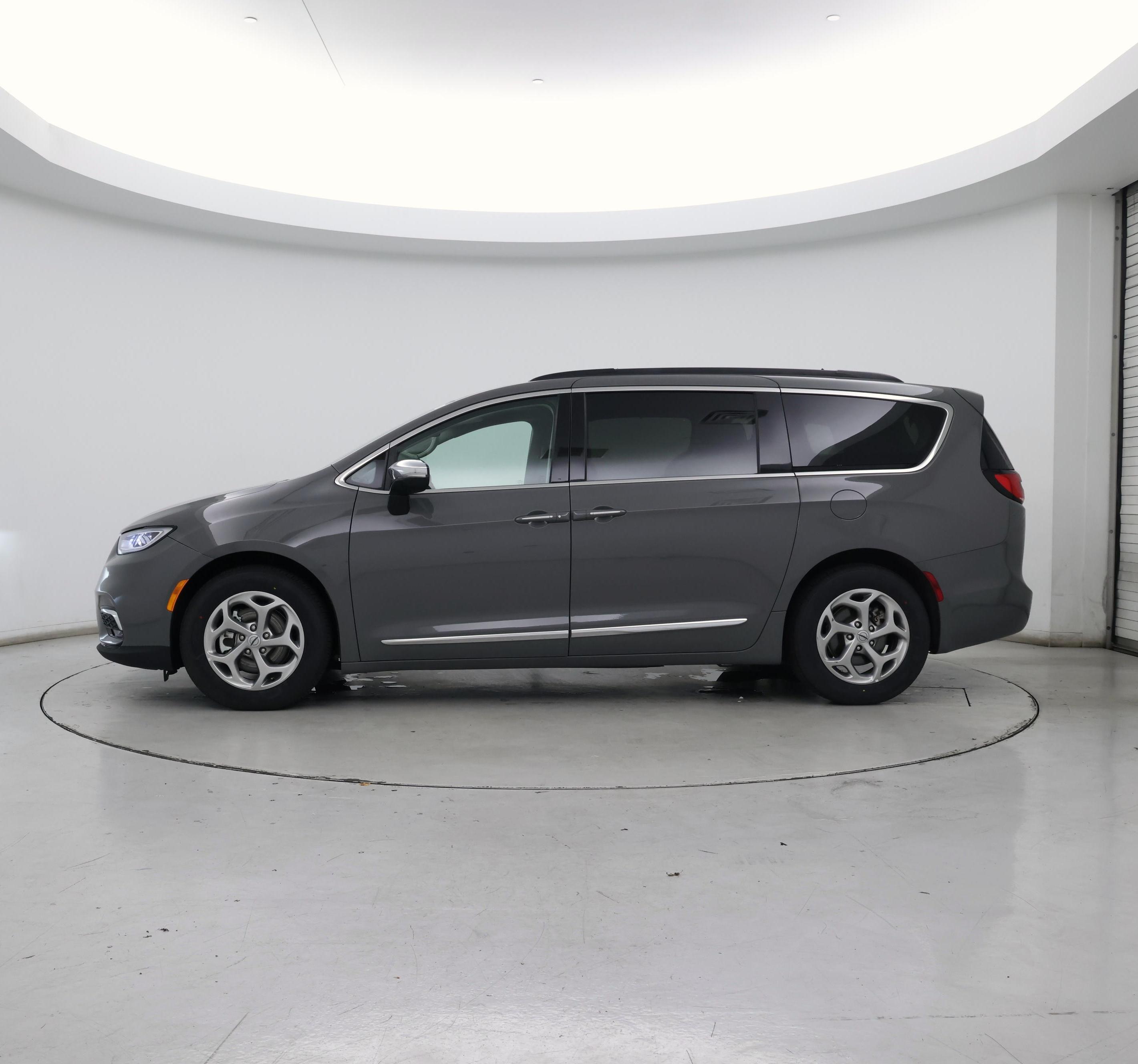 Thumbnail: 2023 Chrysler Pacifica - 3