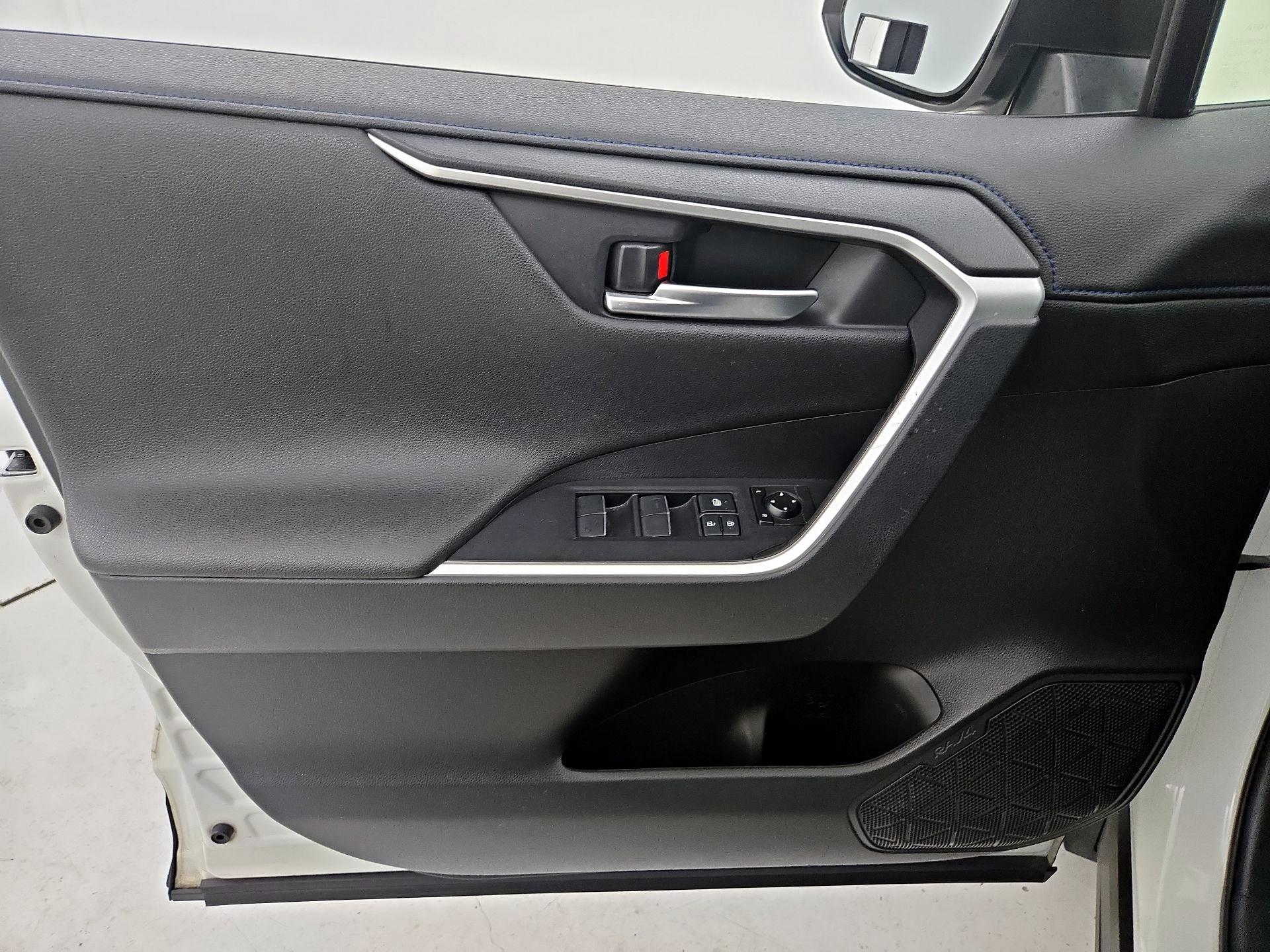 Thumbnail: 2020 Toyota RAV4 - 12
