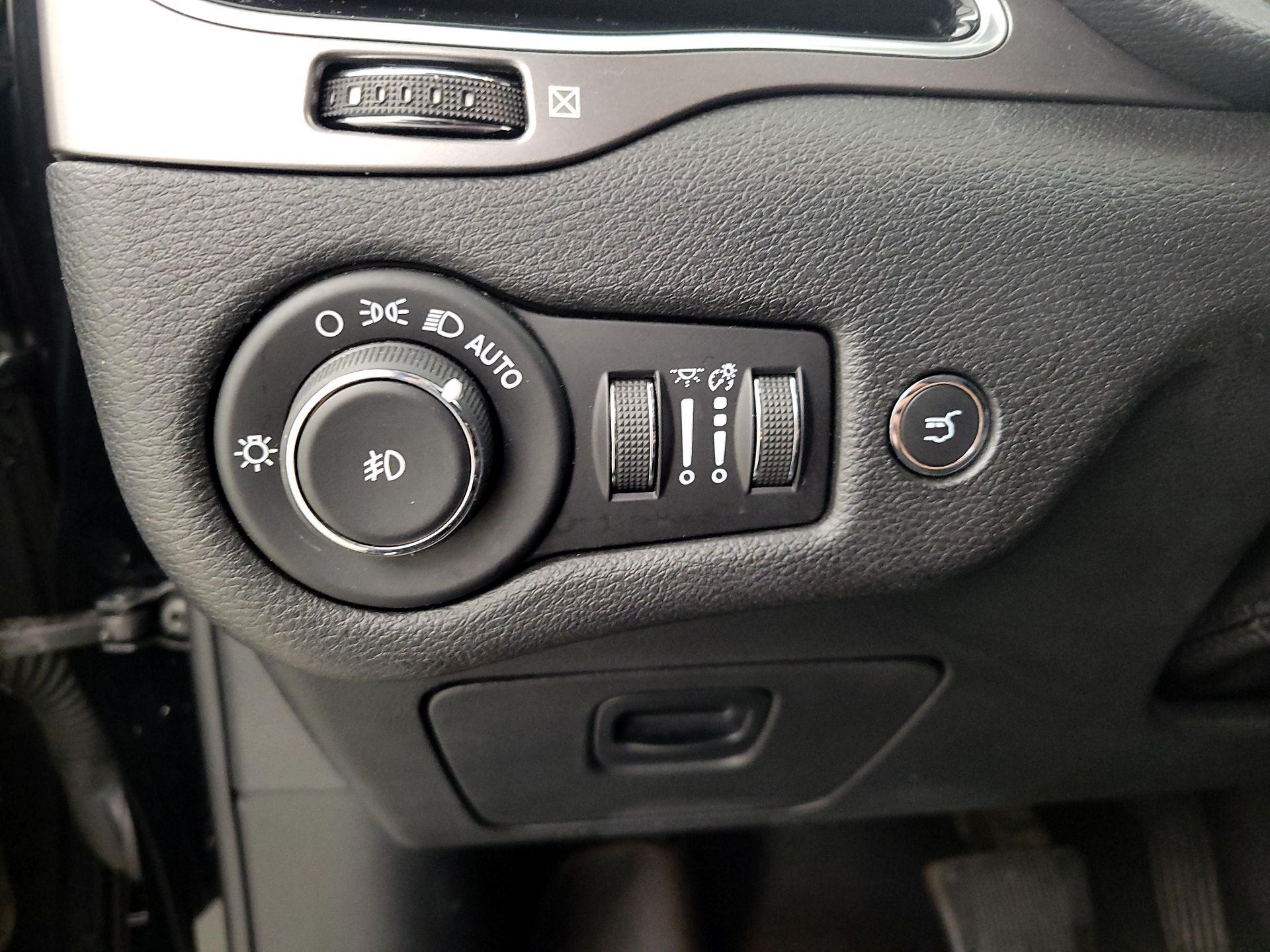 Thumbnail: 2019 Jeep Cherokee - 13