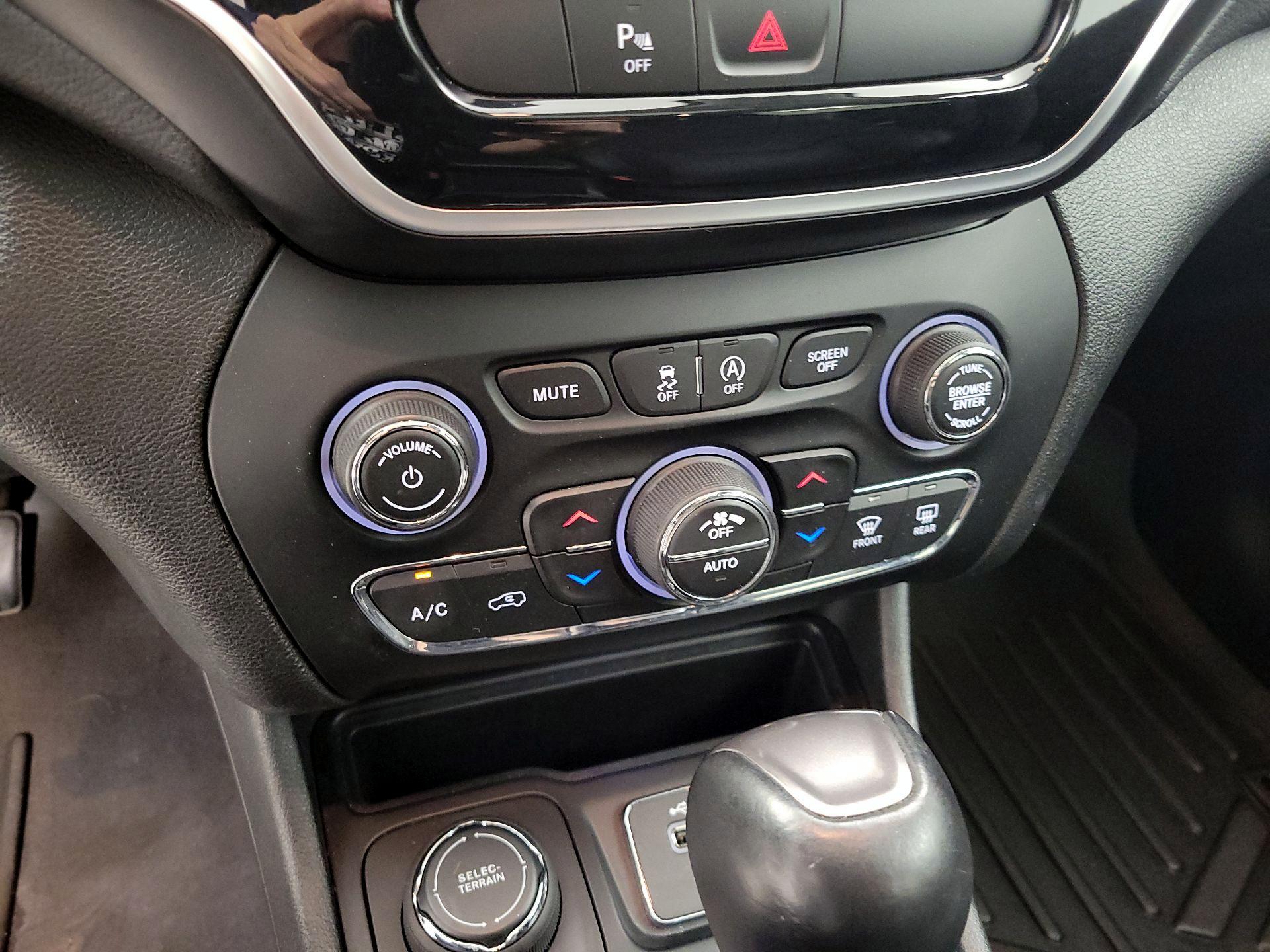 Thumbnail: 2019 Jeep Cherokee - 16