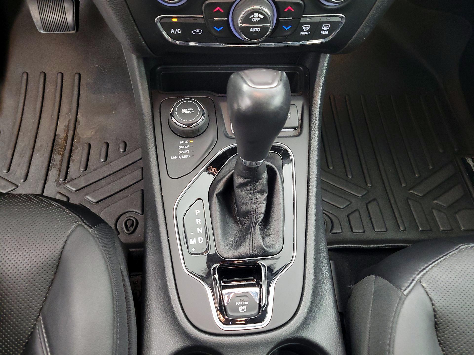 Thumbnail: 2019 Jeep Cherokee - 17