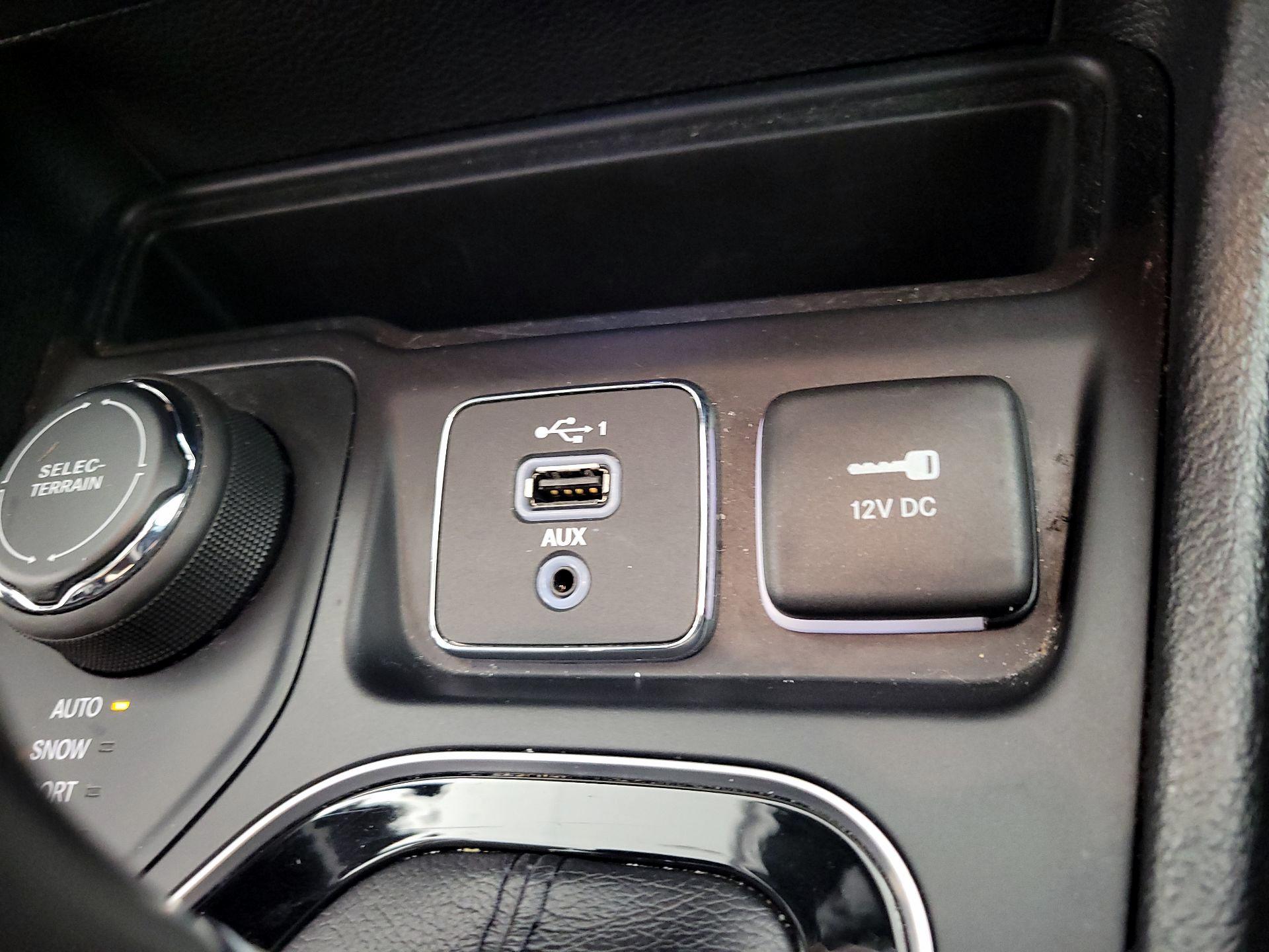 Thumbnail: 2019 Jeep Cherokee - 18