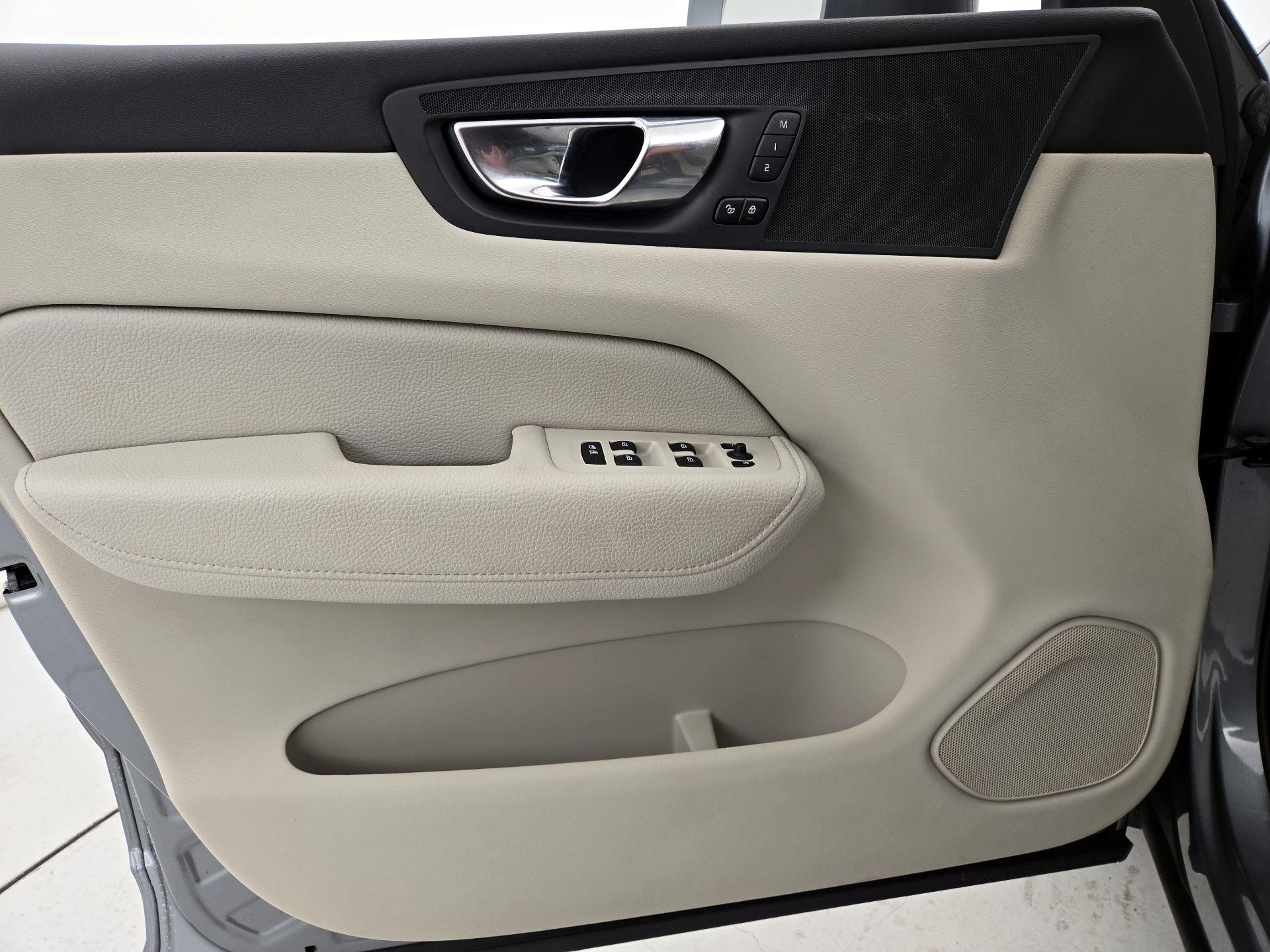 Thumbnail: 2019 Volvo XC60 - 12