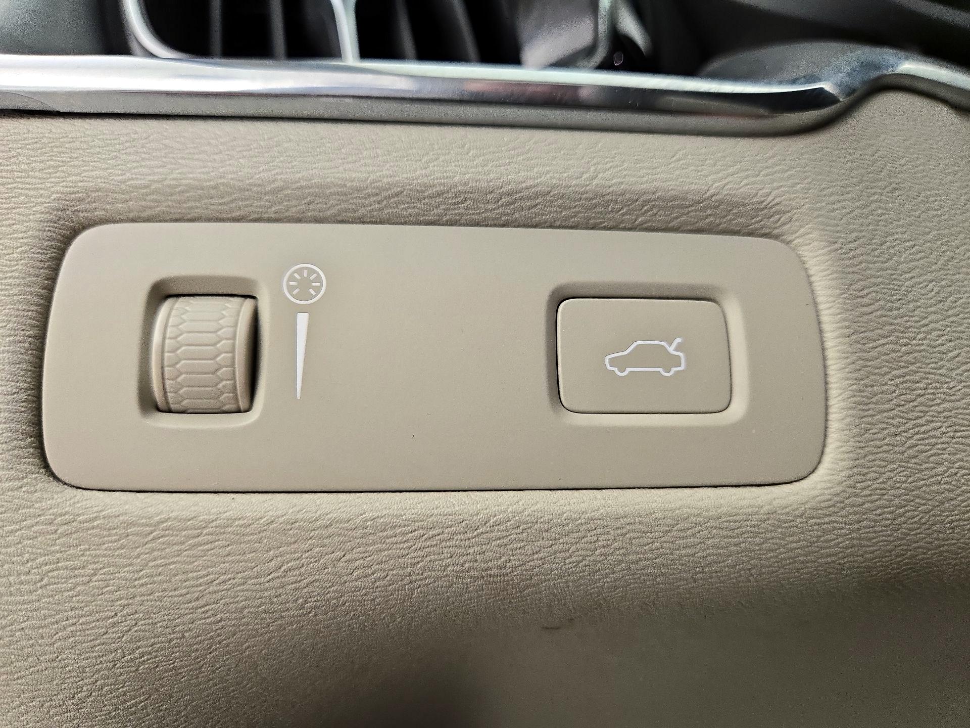 Thumbnail: 2019 Volvo XC60 - 13