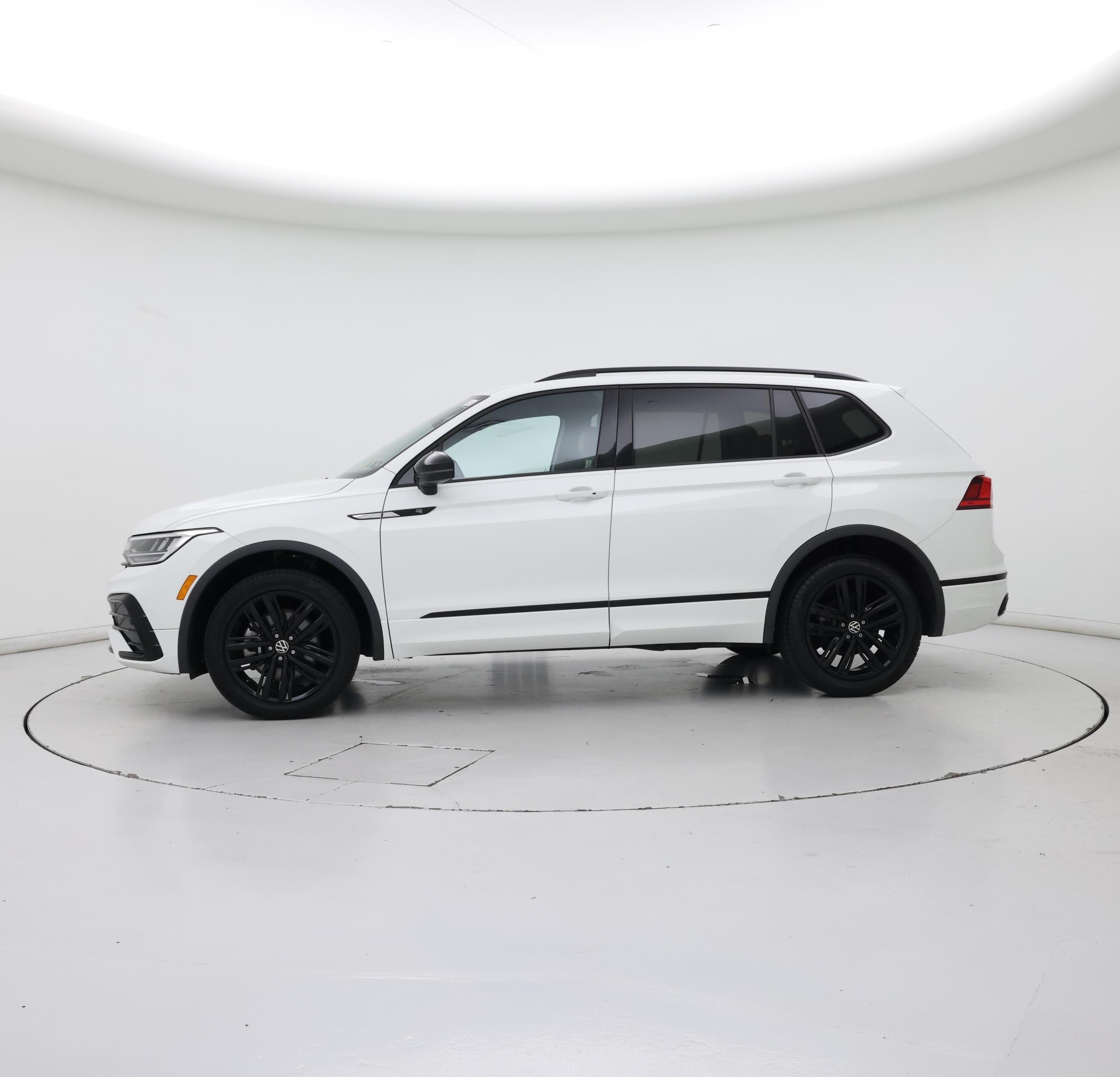 Thumbnail: 2022 Volkswagen Tiguan - 3