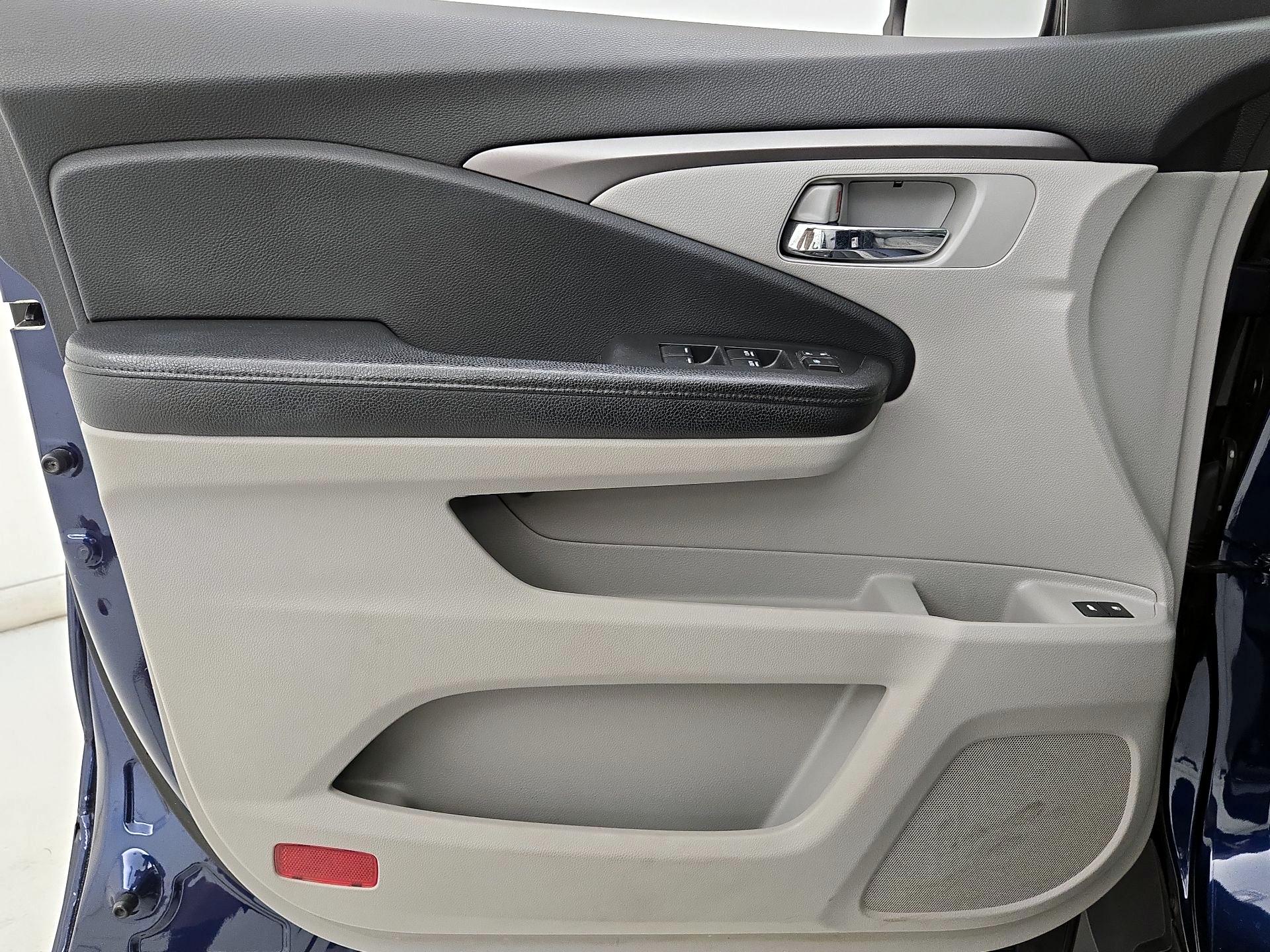 Thumbnail: 2017 Honda Pilot - 12