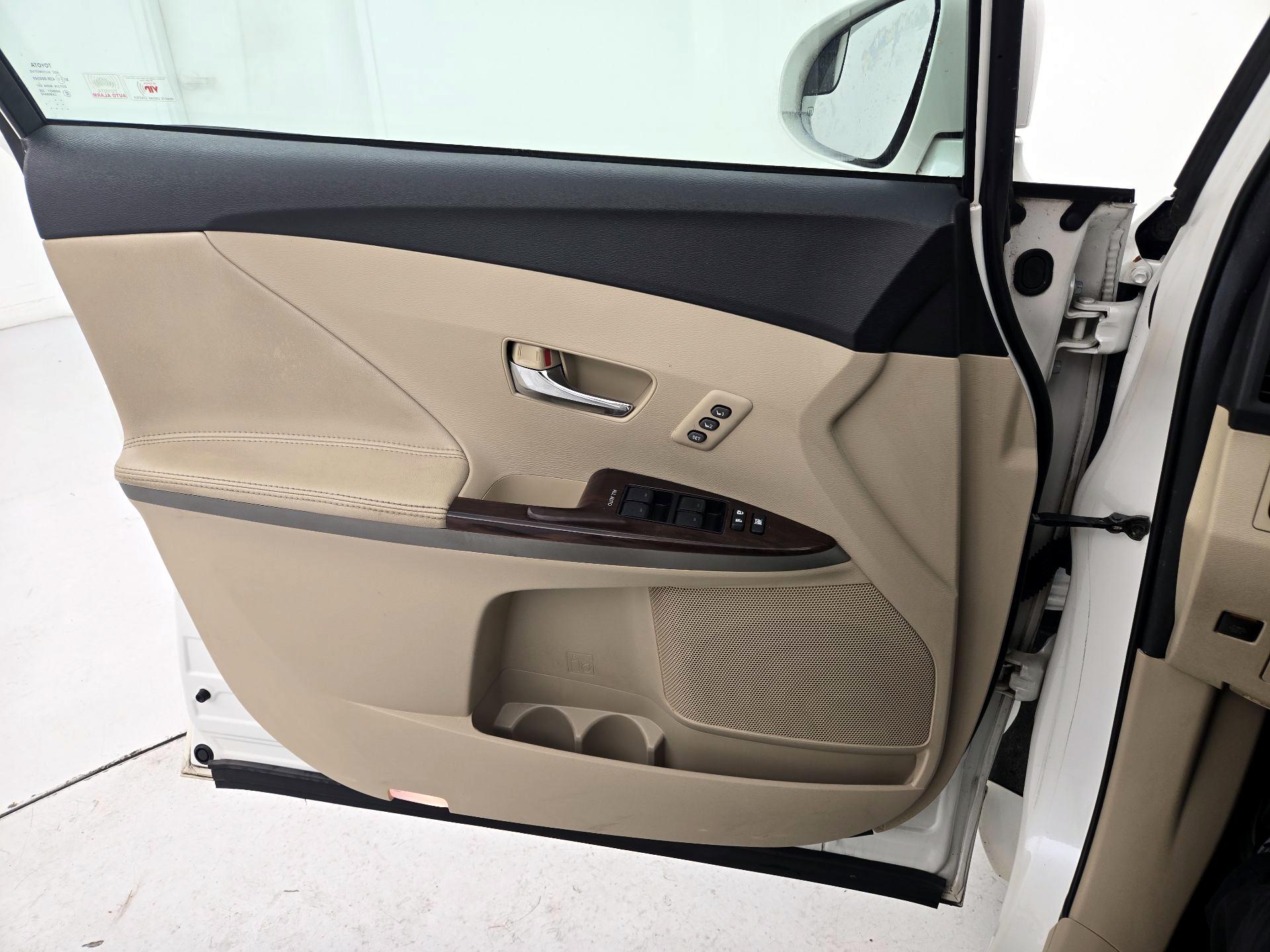 Thumbnail: 2014 Toyota Venza - 12