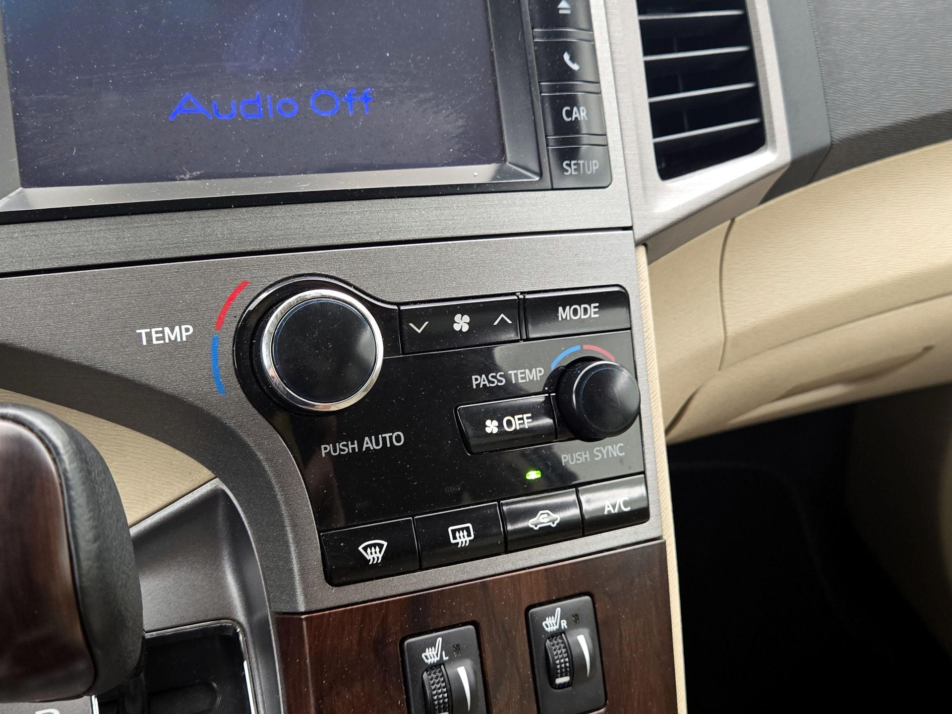 Thumbnail: 2014 Toyota Venza - 16