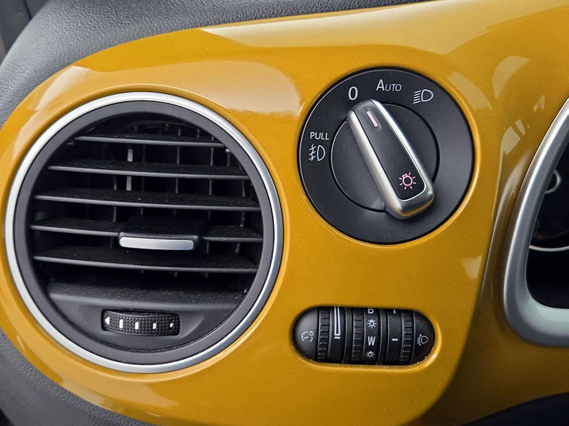Thumbnail: 2016 Volkswagen Beetle - 13