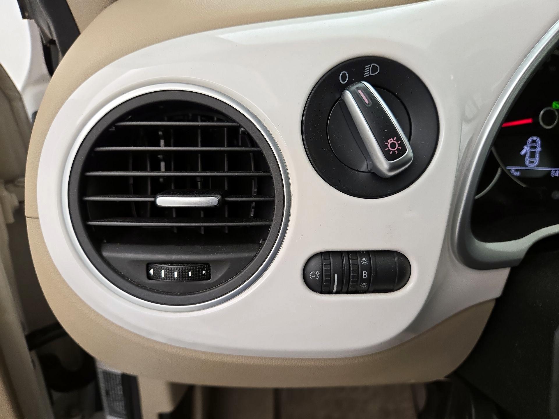 Thumbnail: 2013 Volkswagen Beetle - 13