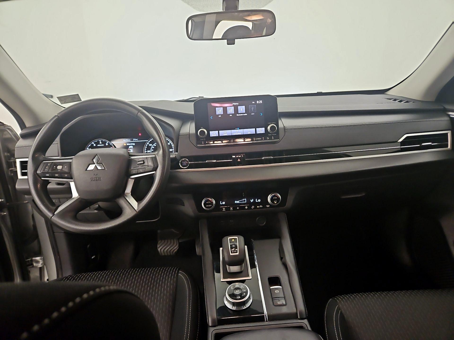Thumbnail: 2022 Mitsubishi Outlander - 9