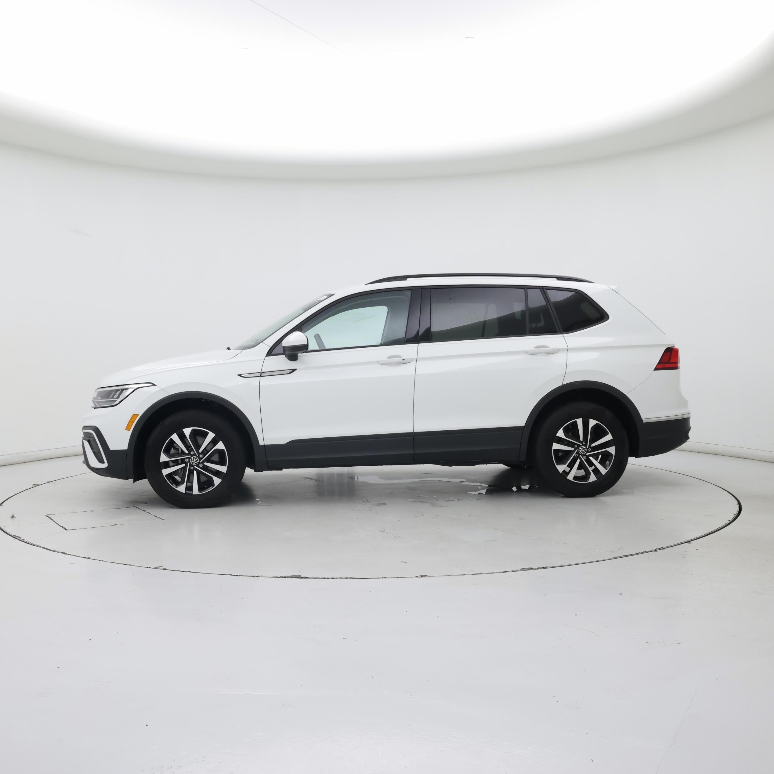 Thumbnail: 2023 Volkswagen Tiguan - 3