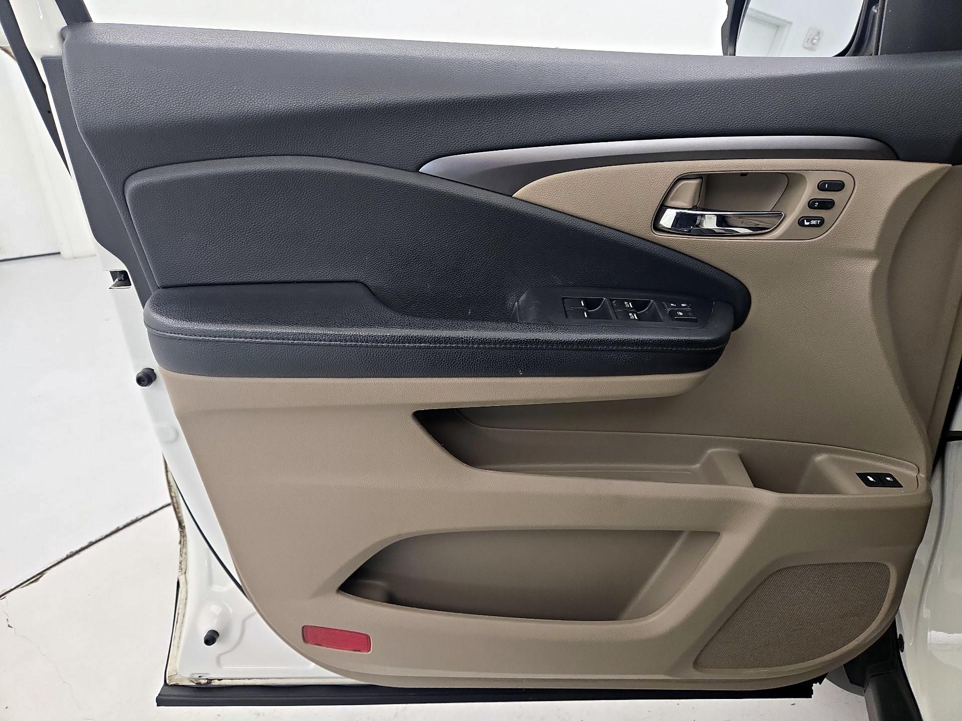 Thumbnail: 2019 Honda Pilot - 12
