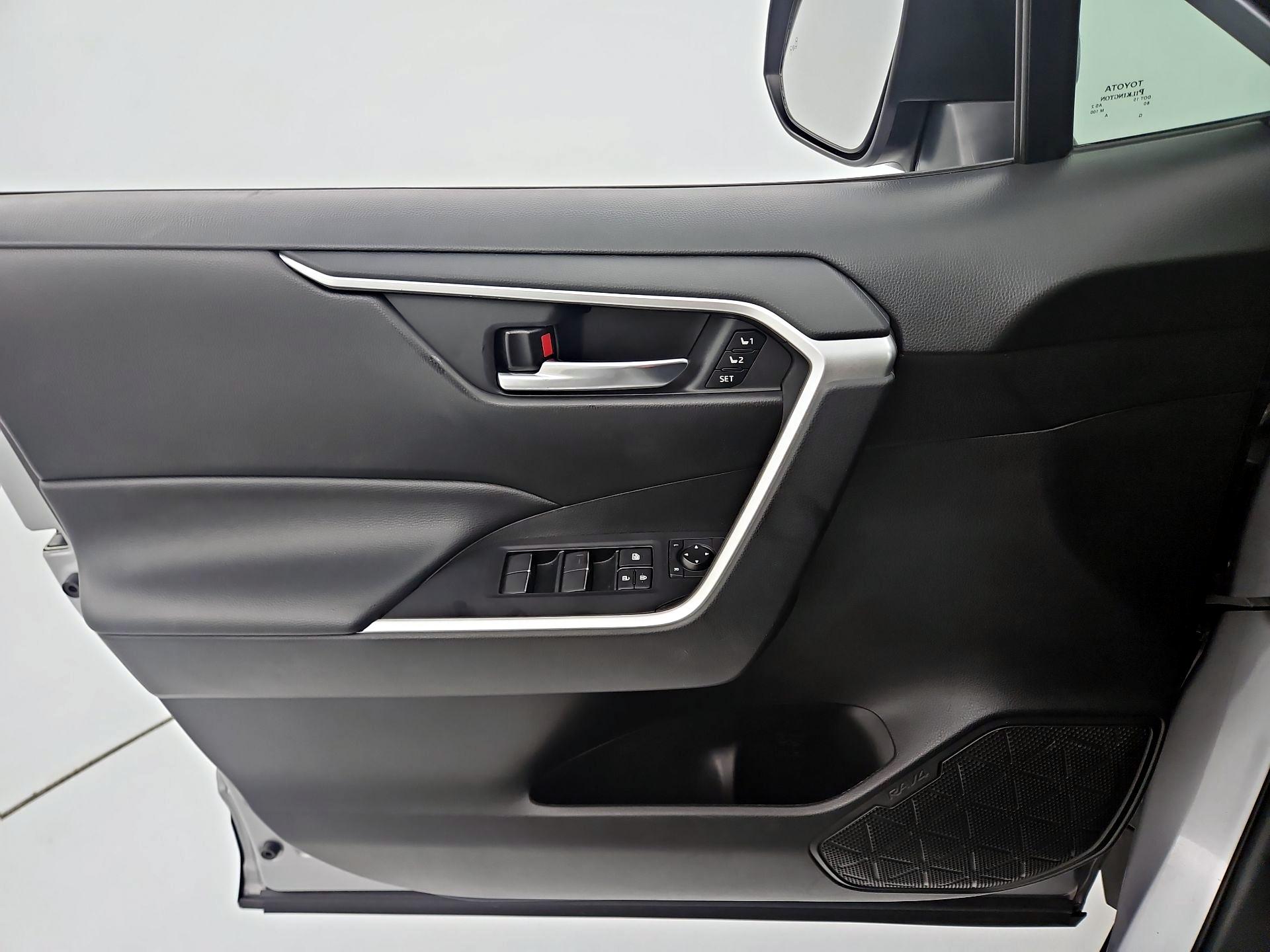 Thumbnail: 2021 Toyota RAV4 - 12