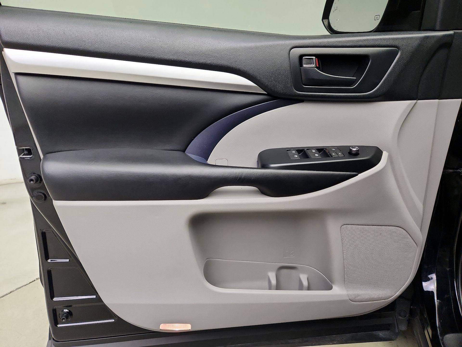 Thumbnail: 2019 Toyota Highlander - 12
