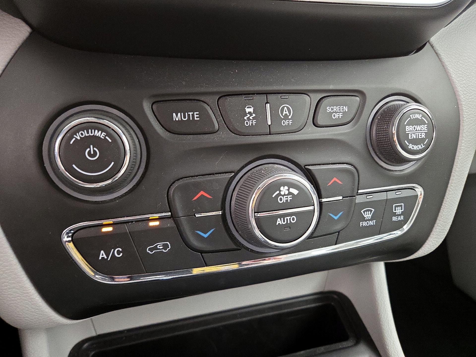 Thumbnail: 2021 Jeep Cherokee - 16