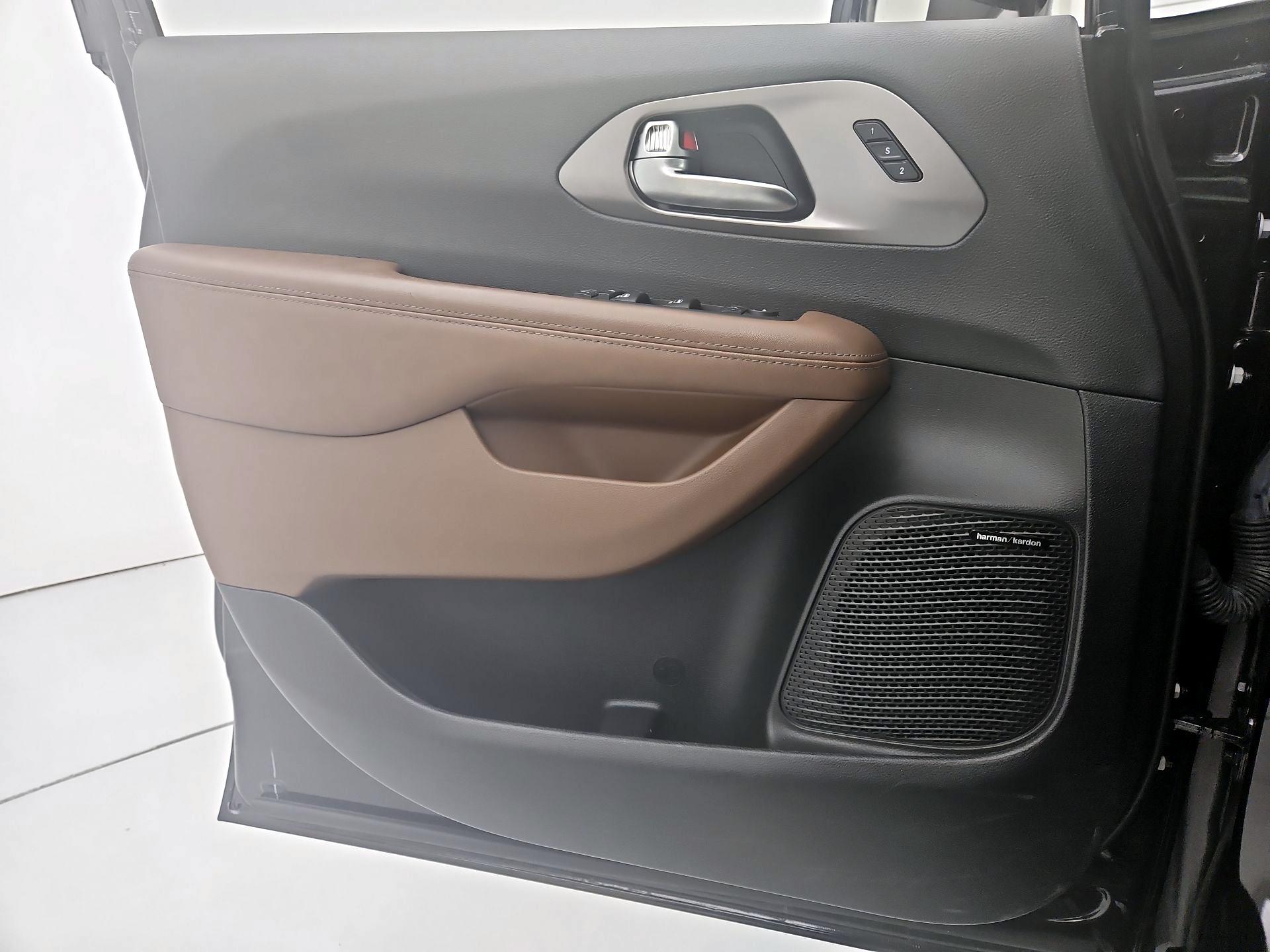 Thumbnail: 2019 Chrysler Pacifica - 12