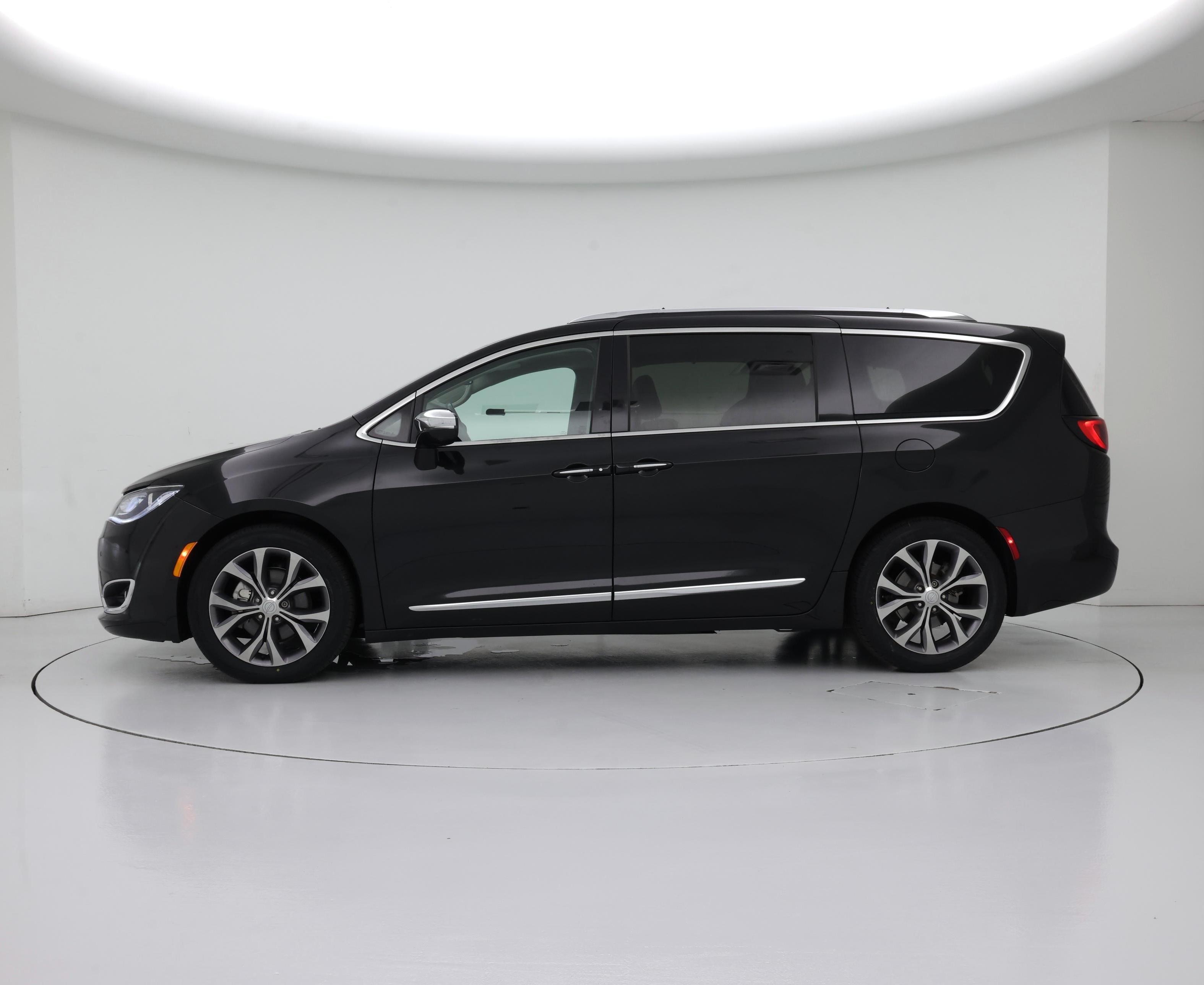Thumbnail: 2019 Chrysler Pacifica - 3