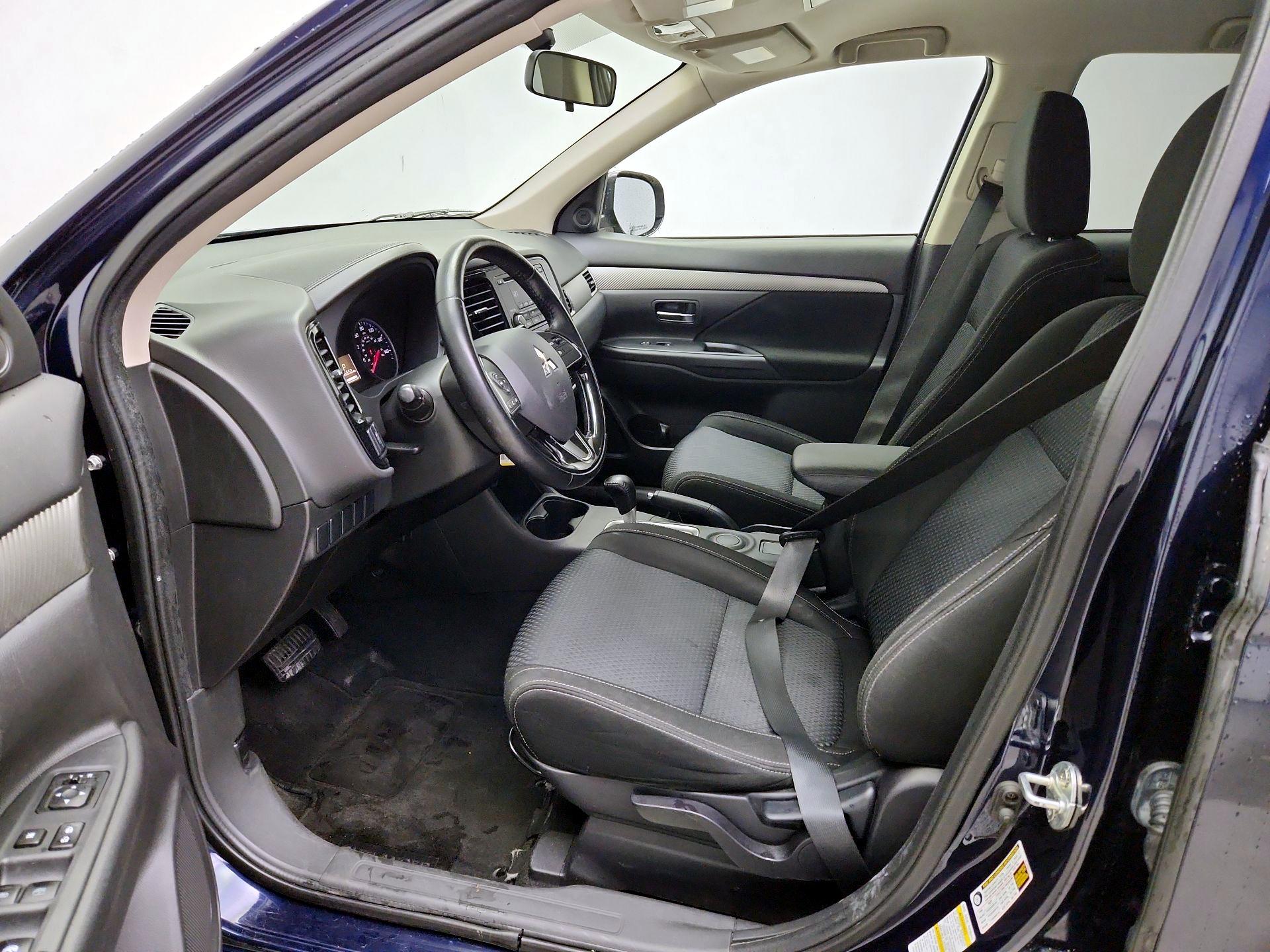 Thumbnail: 2016 Mitsubishi Outlander - 11