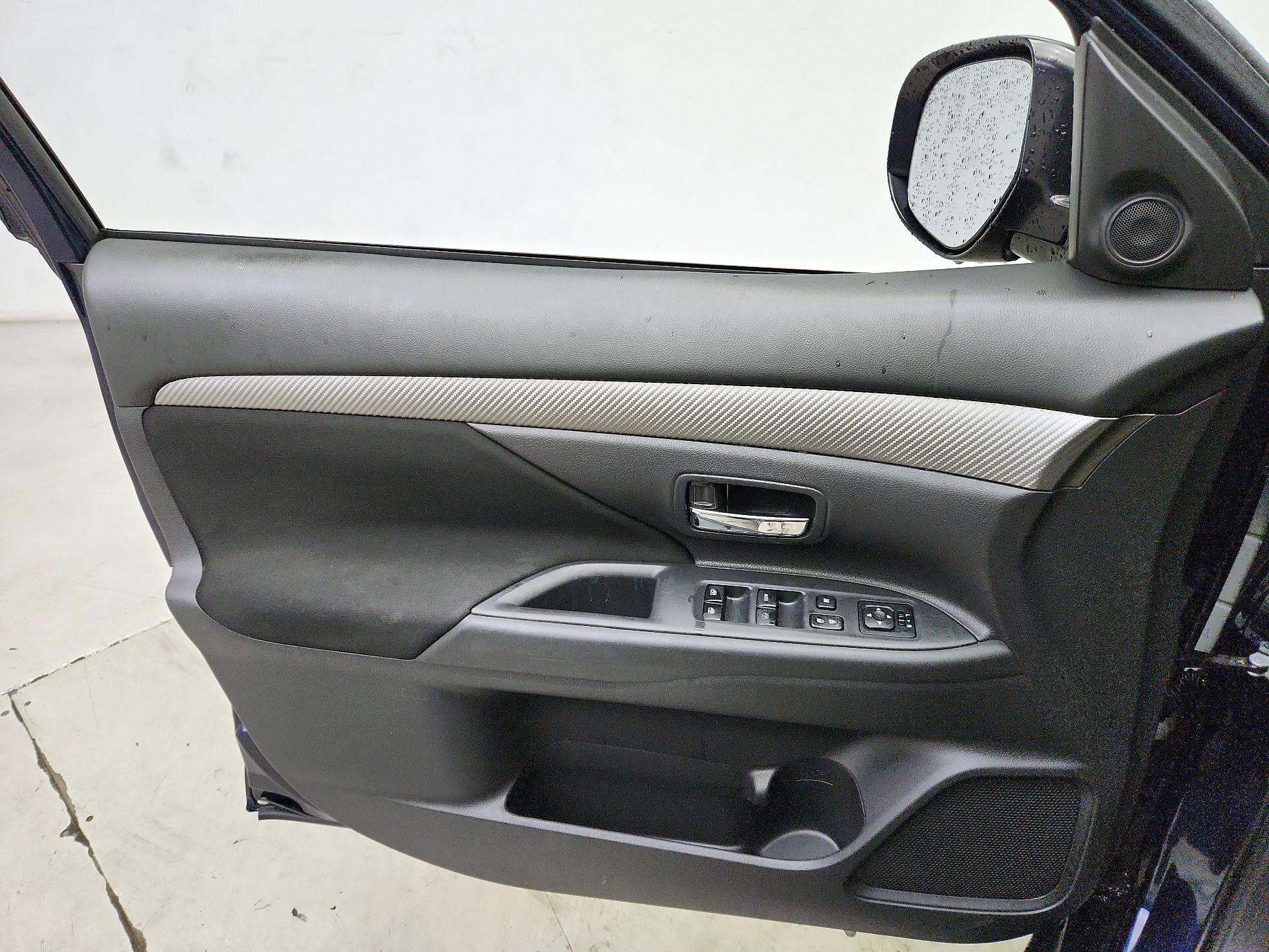 Thumbnail: 2016 Mitsubishi Outlander - 12