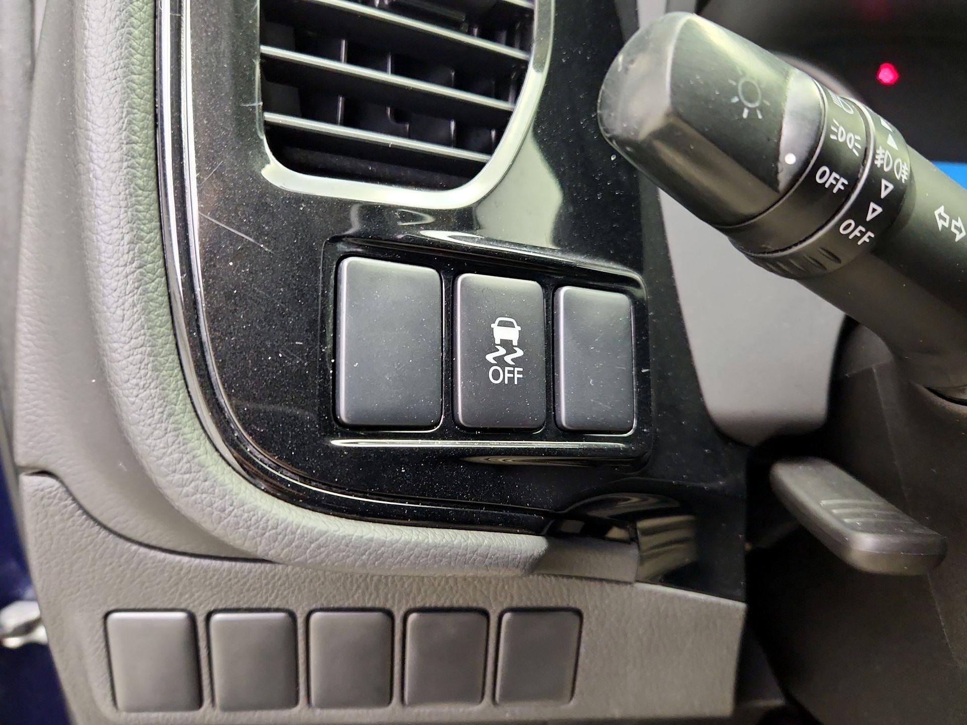 Thumbnail: 2016 Mitsubishi Outlander - 13