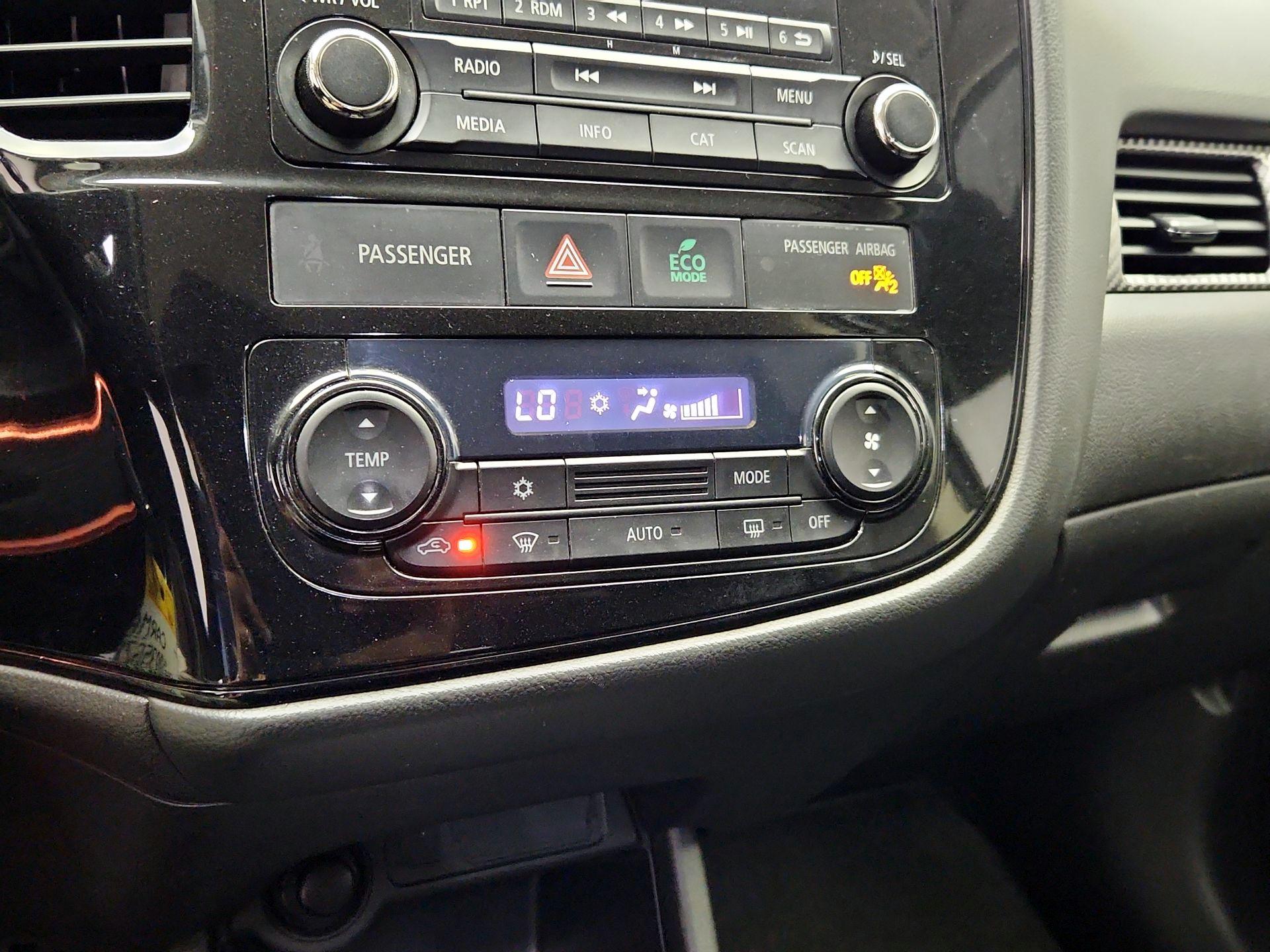 Thumbnail: 2016 Mitsubishi Outlander - 15