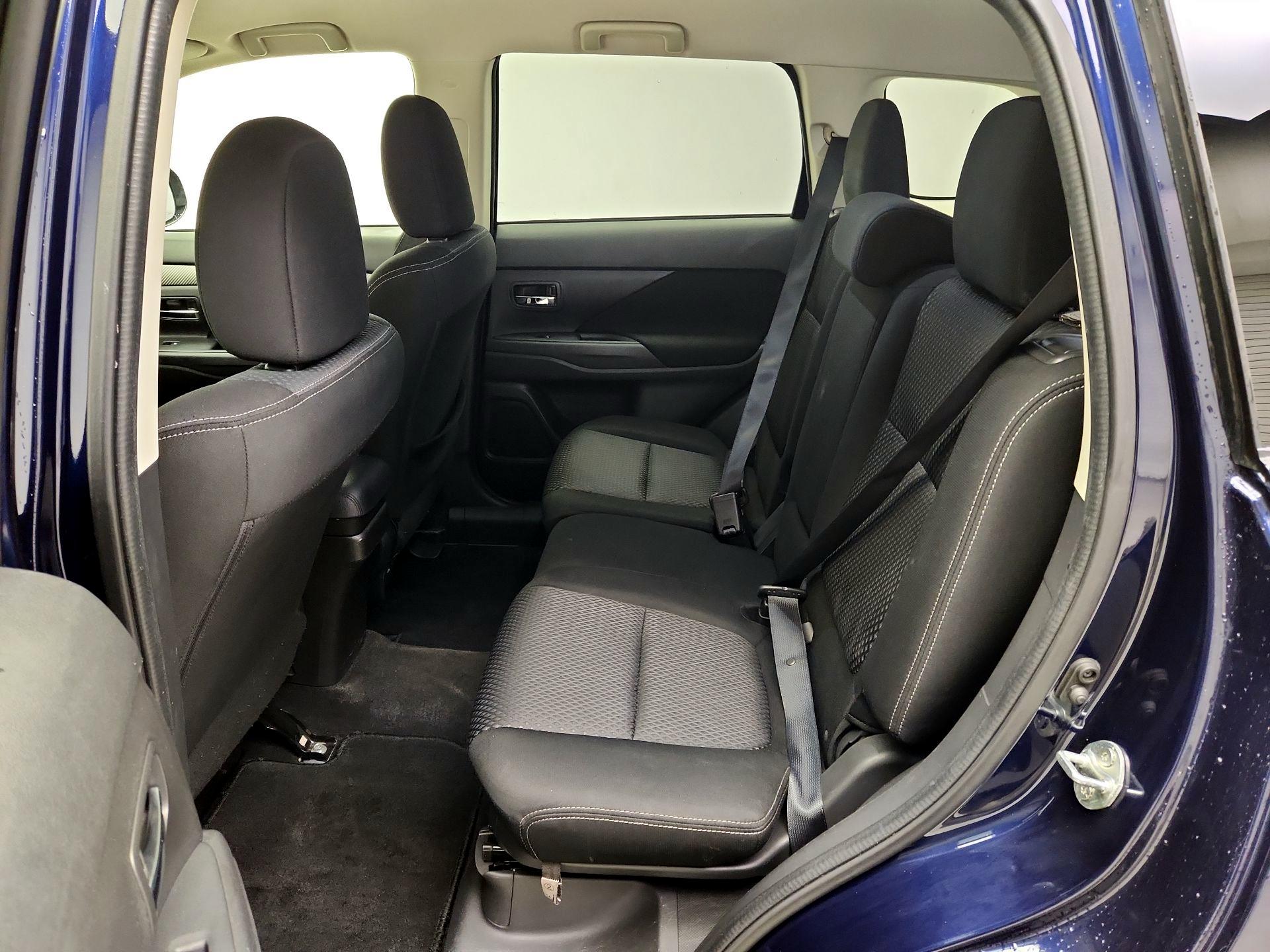Thumbnail: 2016 Mitsubishi Outlander - 17