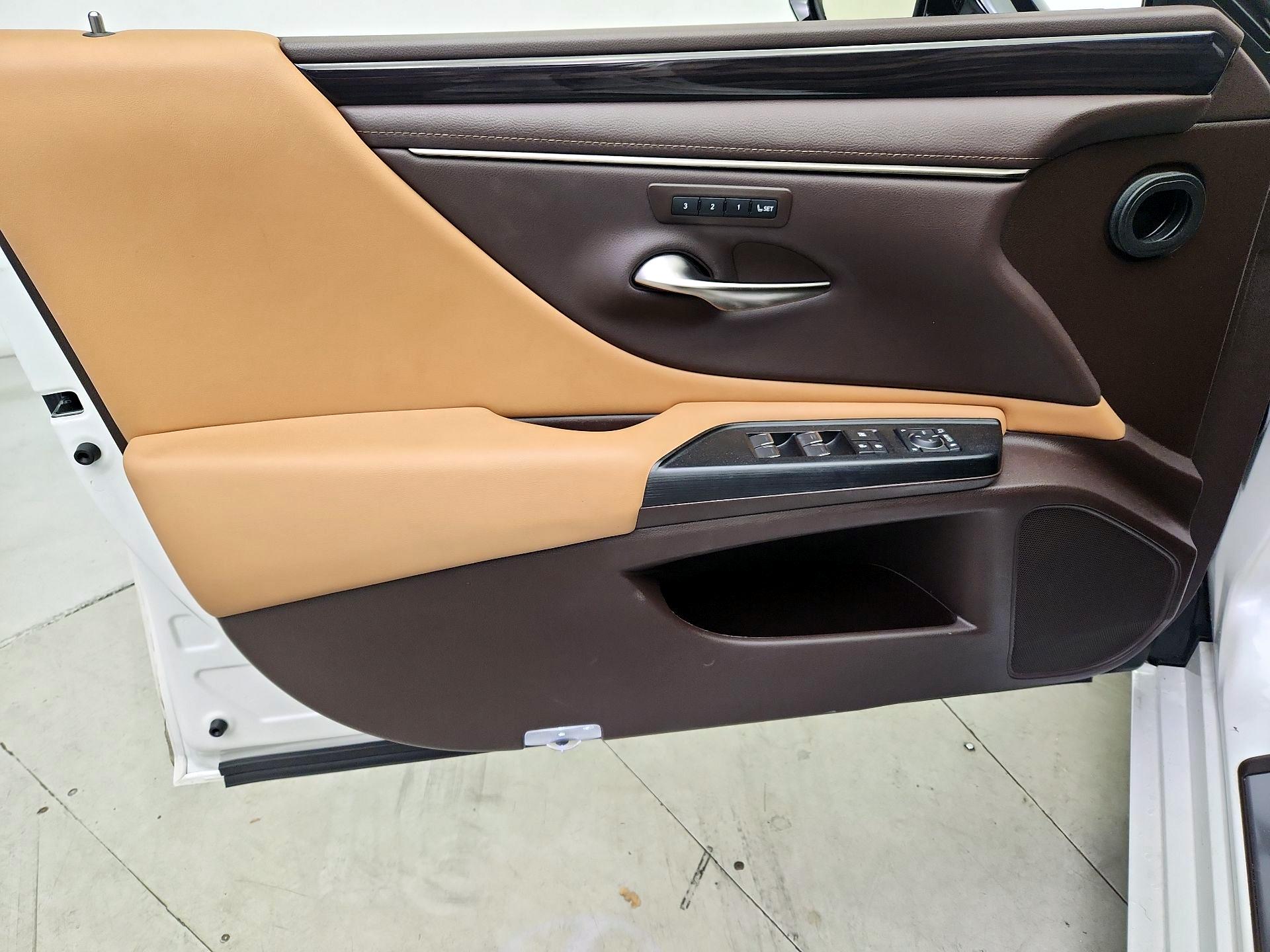 Thumbnail: 2021 Lexus ES - 12