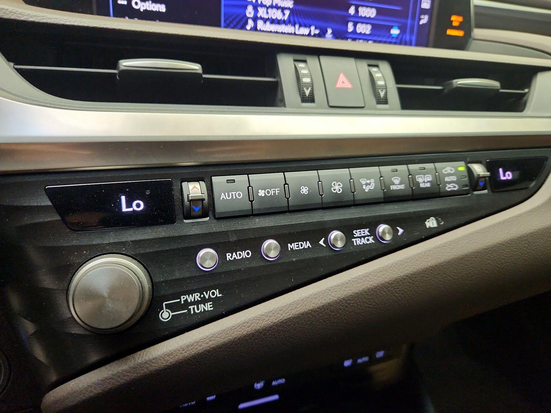 Thumbnail: 2021 Lexus ES - 17