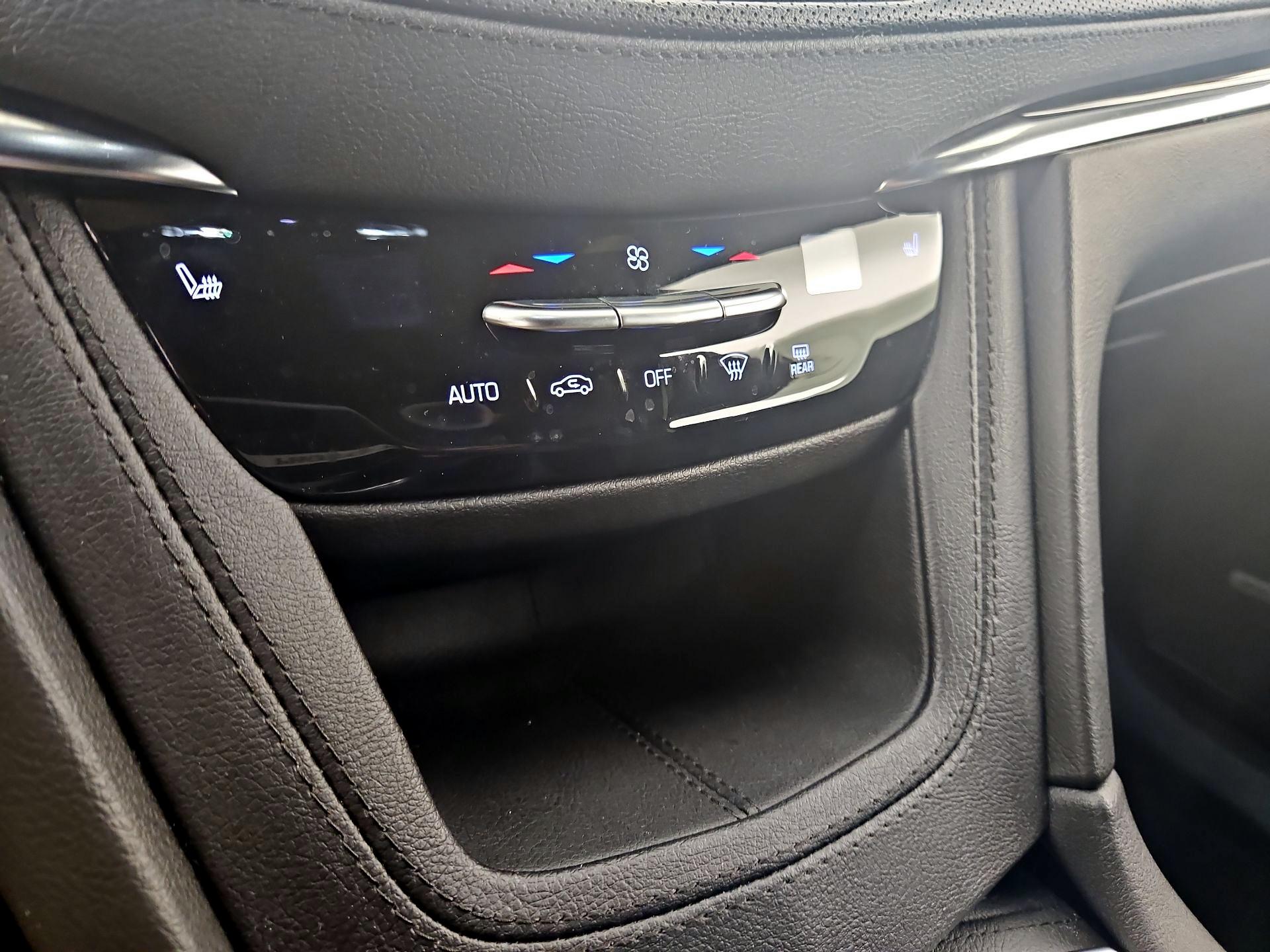 Thumbnail: 2022 Cadillac XT6 - 16