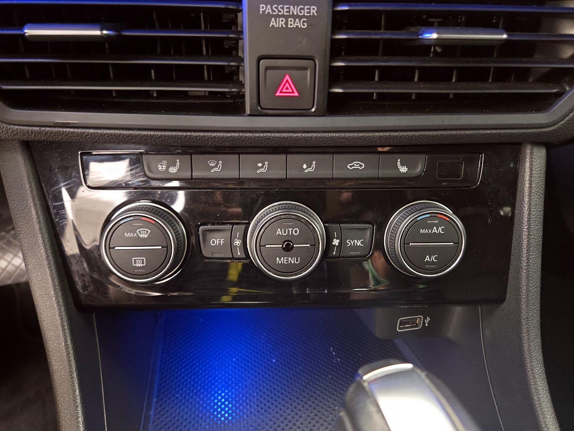 Thumbnail: 2019 Volkswagen Jetta - 16