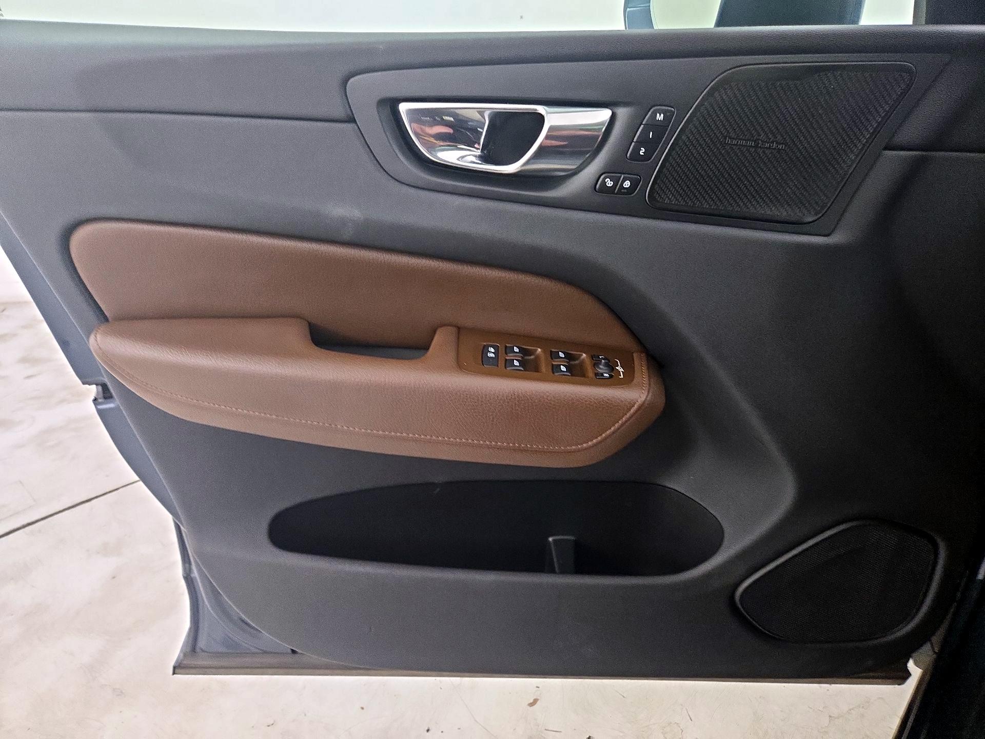 Thumbnail: 2020 Volvo XC60 - 12