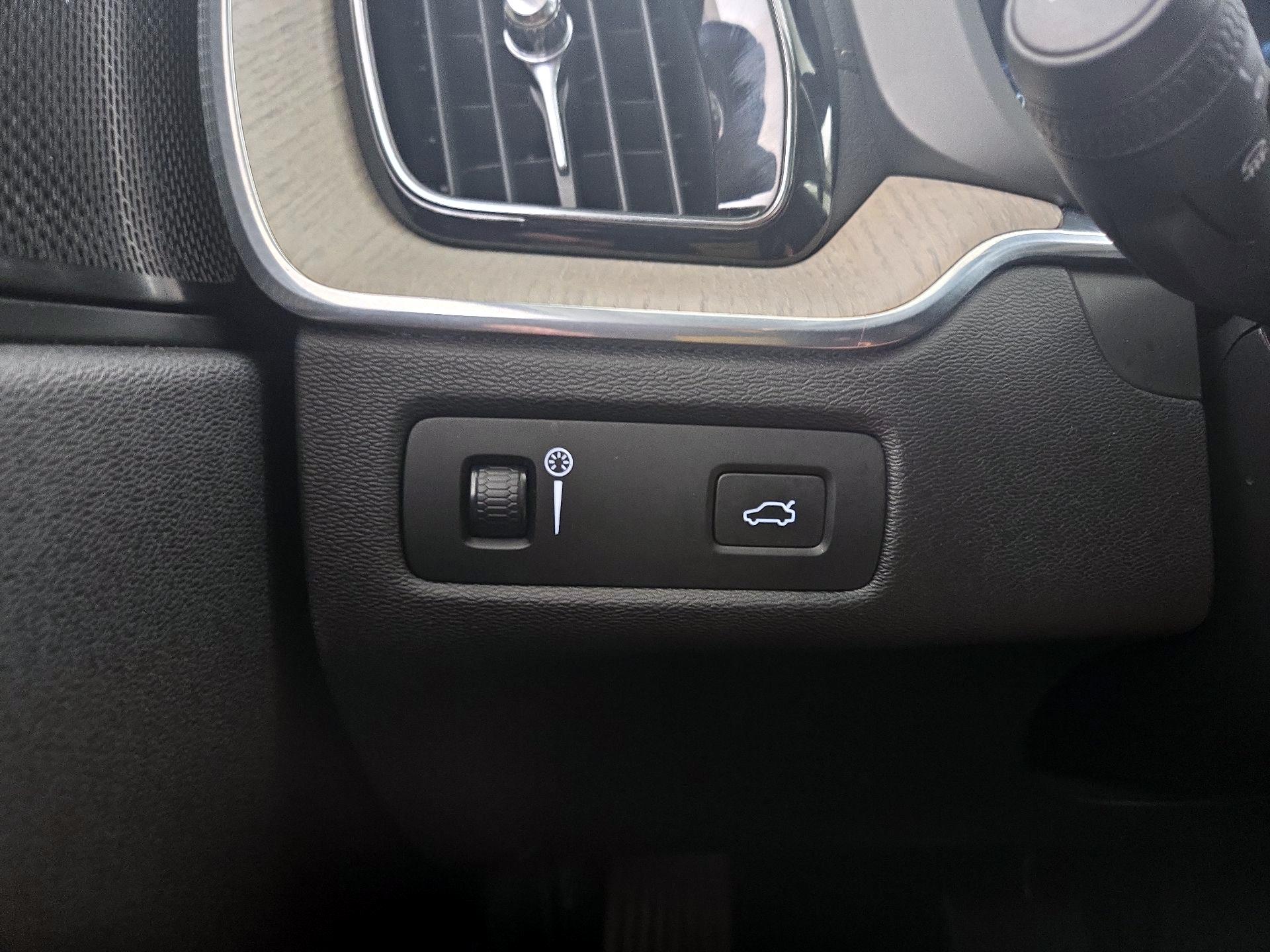 Thumbnail: 2020 Volvo XC60 - 13