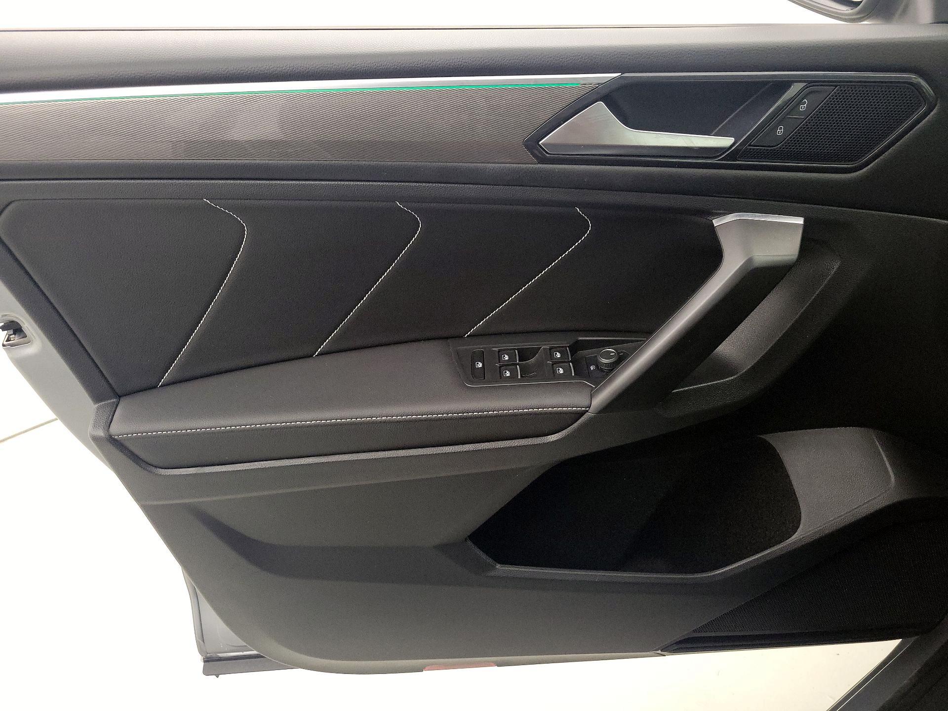 Thumbnail: 2023 Volkswagen Tiguan - 12