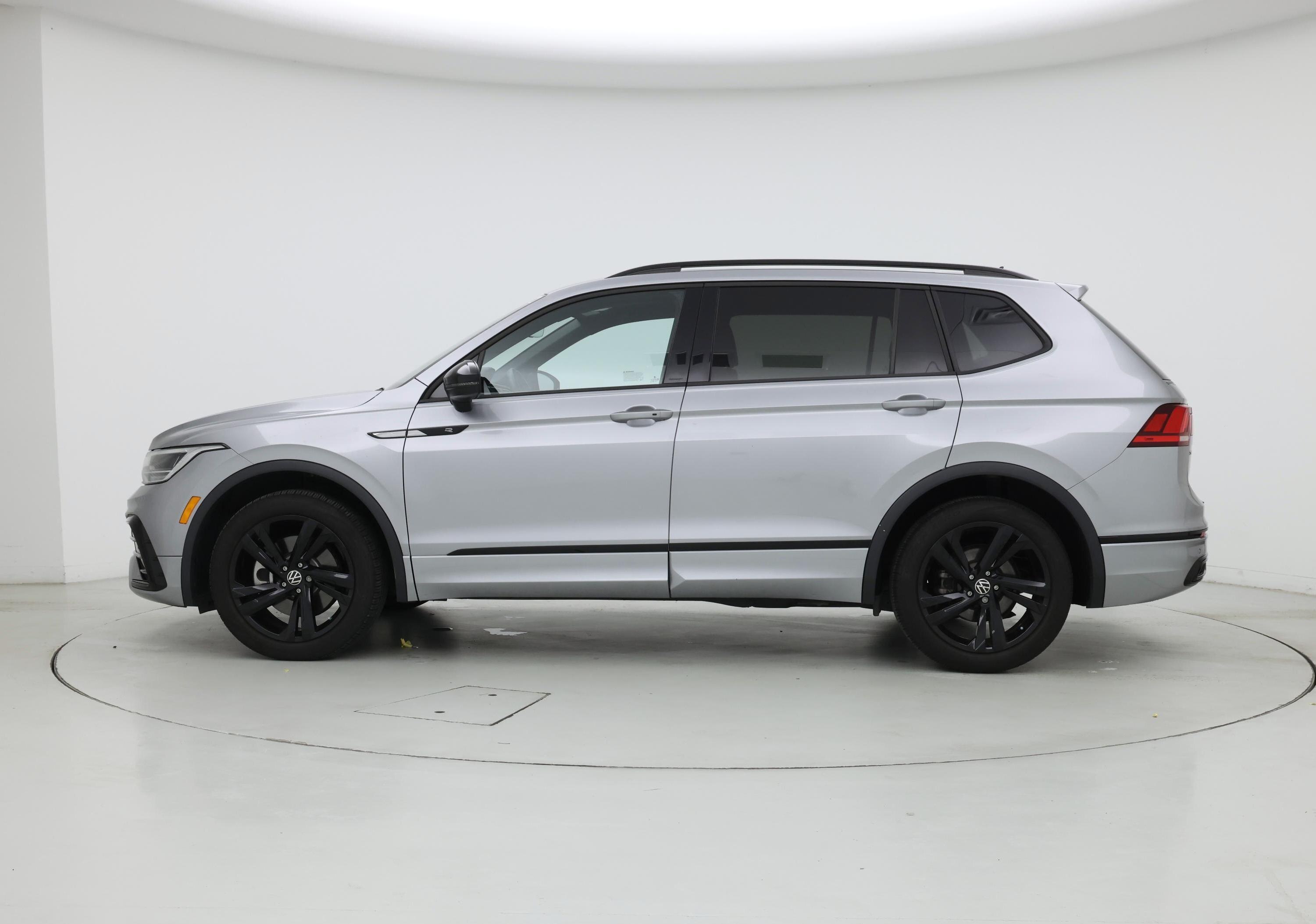 Thumbnail: 2023 Volkswagen Tiguan - 3