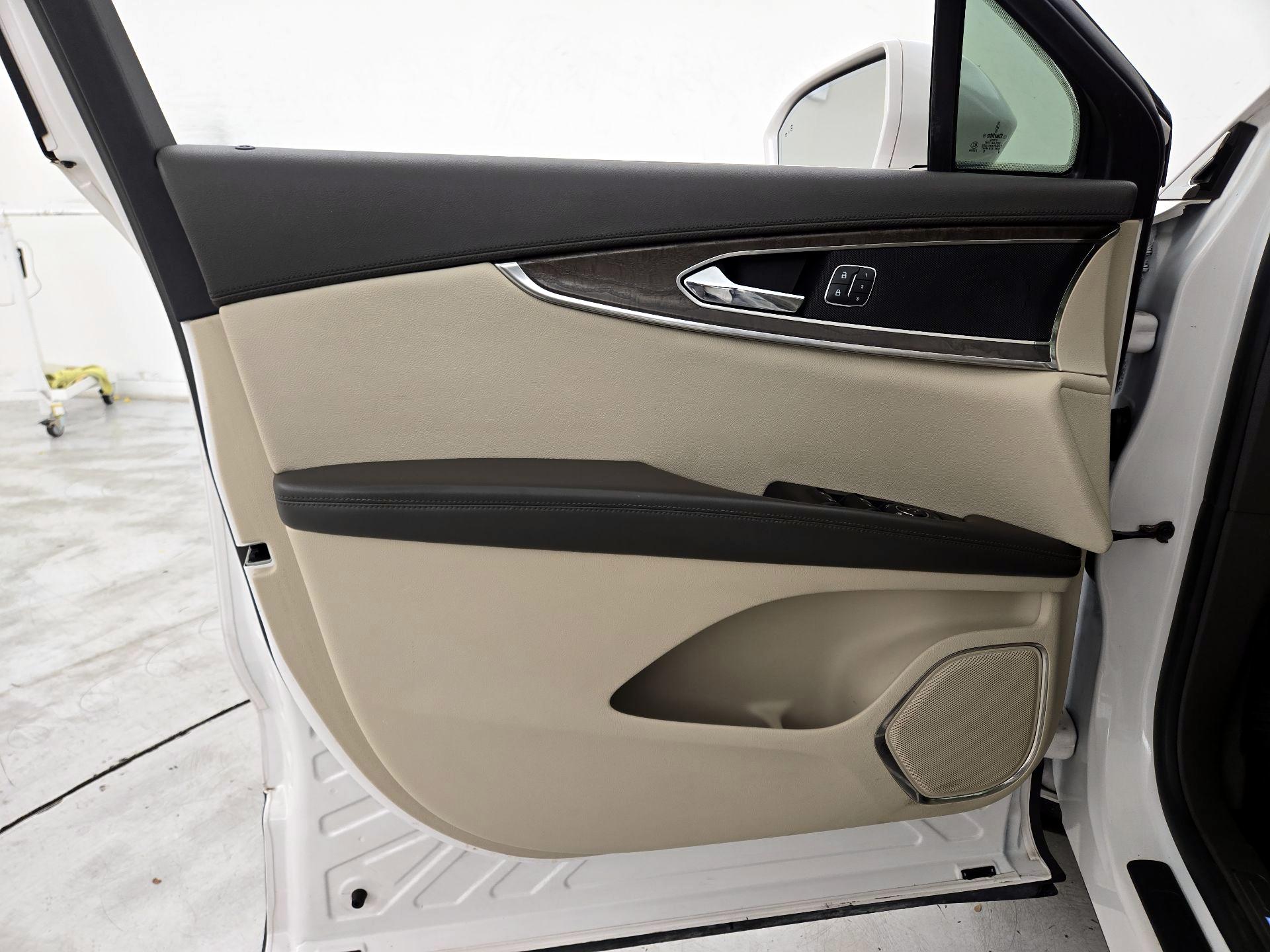 Thumbnail: 2019 Lincoln Nautilus - 12