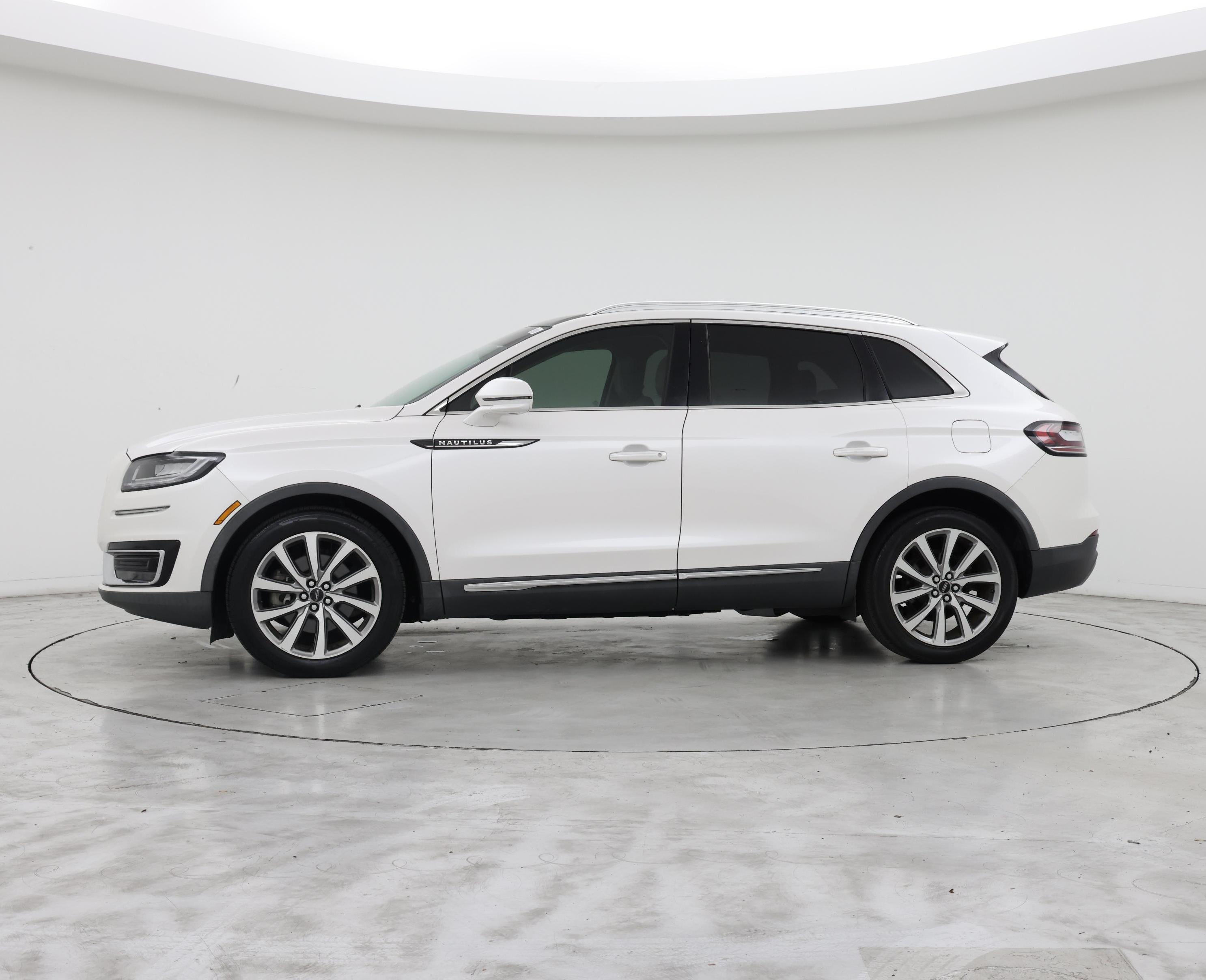 Thumbnail: 2019 Lincoln Nautilus - 3