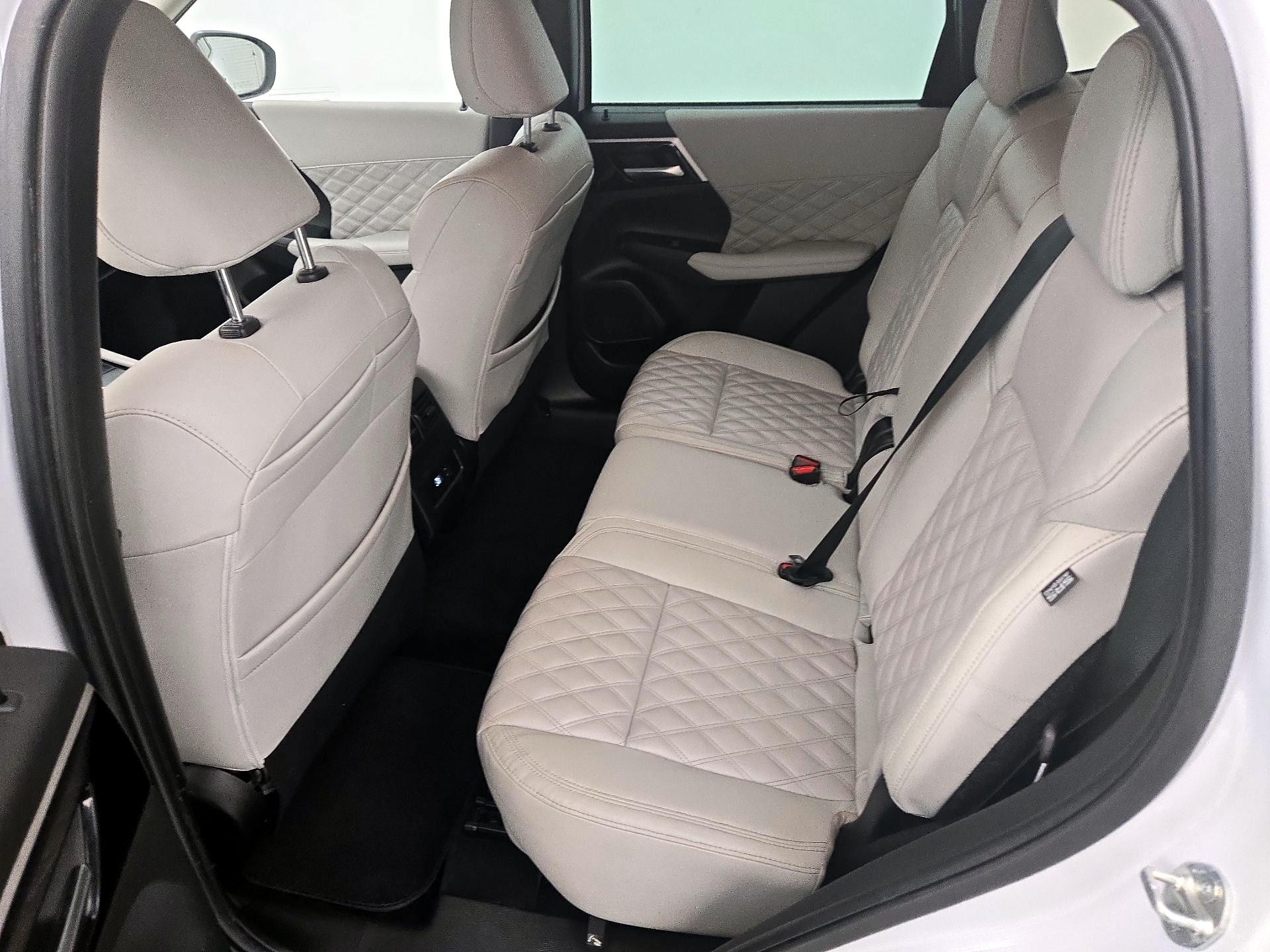 Thumbnail: 2022 Mitsubishi Outlander - 20