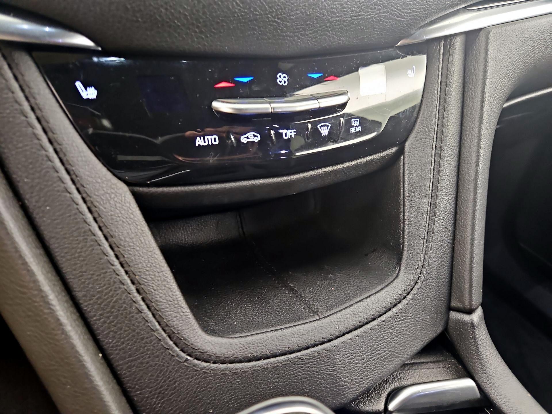 Thumbnail: 2022 Cadillac XT6 - 16