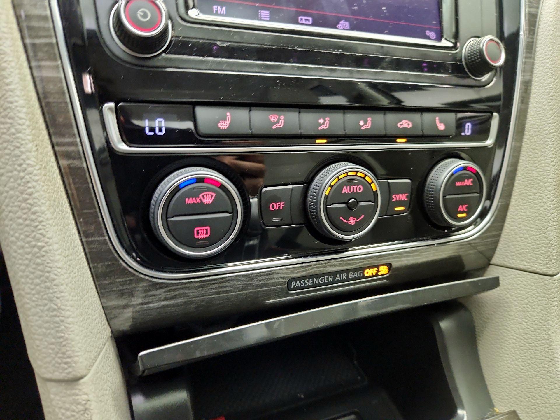 Thumbnail: 2016 Volkswagen Passat - 16